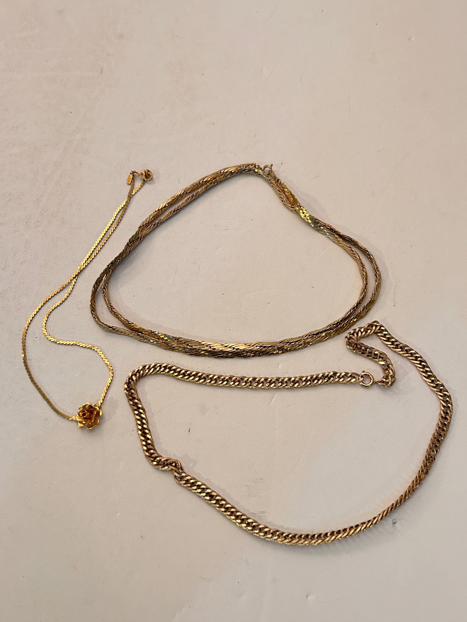 Vintage Lot Of 3 Goldtone Necklaces: Vintage Lot Of 3 Goldtone Necklaces Please view all photos as they are part of the description and condition of this Item, Feel free to contact me with questions or picture requests! Used Item AS IS