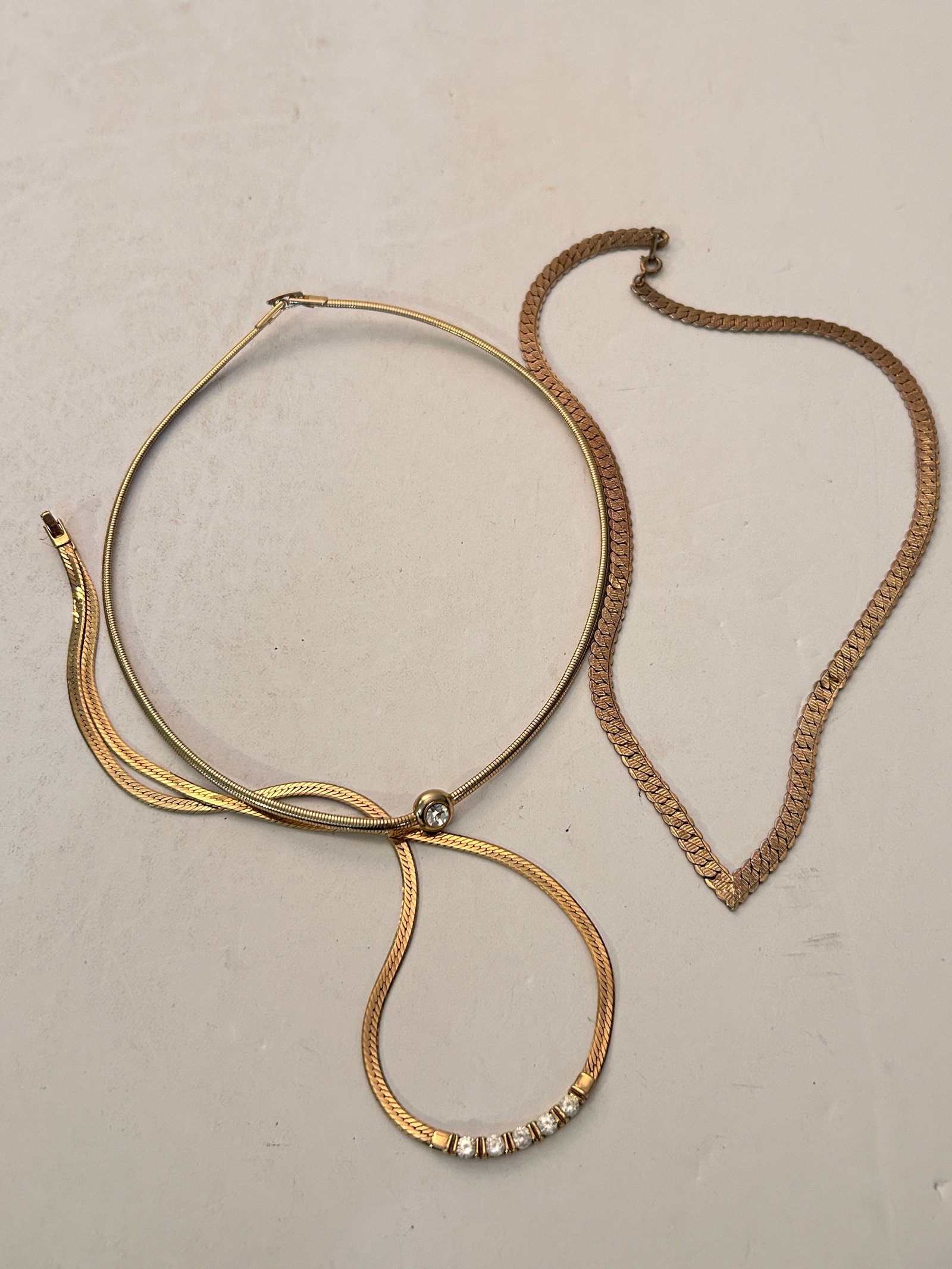 Vintage Lot Of 3 Goldtone Necklaces: Vintage Lot Of 3 Goldtone Necklaces Please view all photos as they are part of the description and condition of this Item, Feel free to contact me with questions or picture requests! Used Item AS IS
