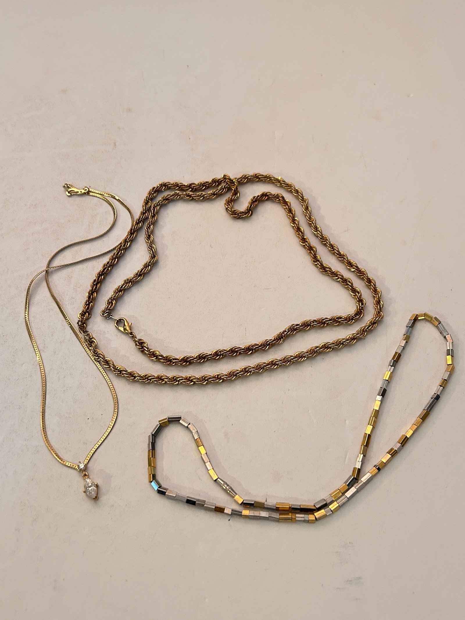 Vintage Lot Of 3 Goldtone Necklaces: Vintage Lot Of 3 Goldtone Necklaces Please view all photos as they are part of the description and condition of this Item, Feel free to contact me with questions or picture requests! Used Item AS IS