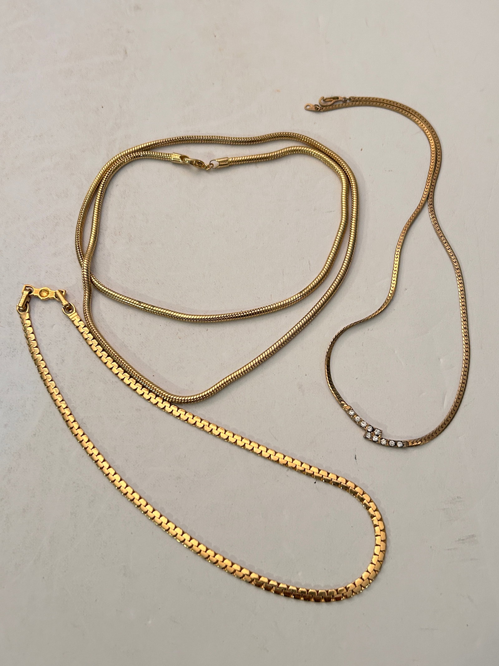 Vintage Lot Of 3 Goldtone Necklaces: Vintage Lot Of 3 Goldtone Necklaces Please view all photos as they are part of the description and condition of this Item, Feel free to contact me with questions or picture requests! Used Item AS IS
