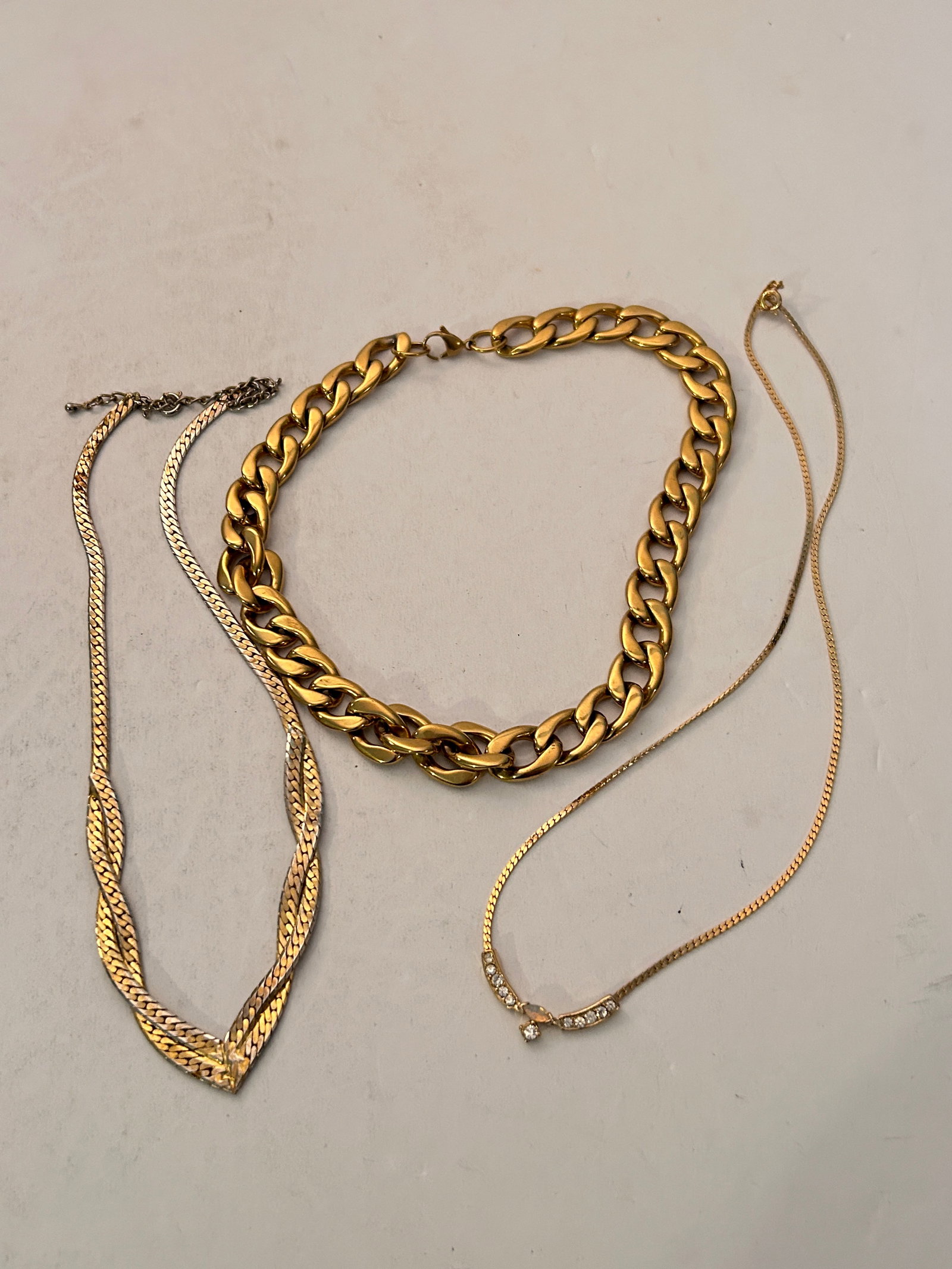 Vintage Lot Of 3 Goldtone Necklaces: Vintage Lot Of 3 Goldtone Necklaces Please view all photos as they are part of the description and condition of this Item, Feel free to contact me with questions or picture requests! Used Item AS IS