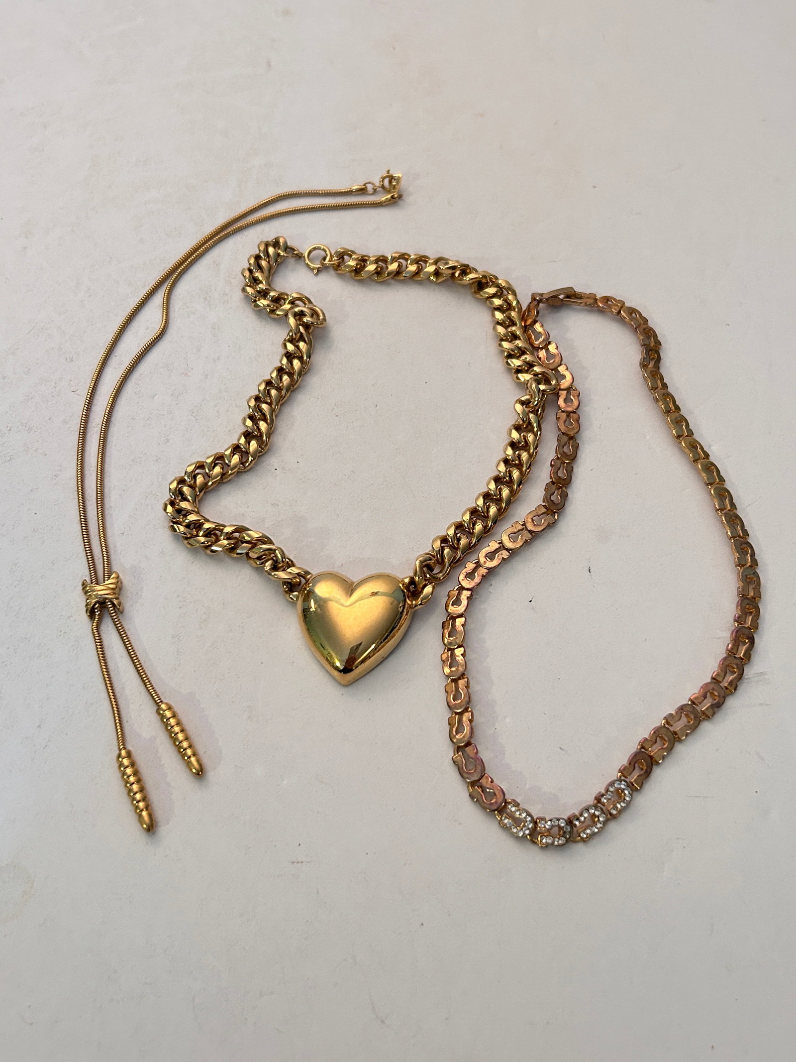 Vintage Lot Of 3 Goldtone Necklaces: Vintage Lot Of 3 Goldtone Necklaces Please view all photos as they are part of the description and condition of this Item, Feel free to contact me with questions or picture requests! Used Item AS IS