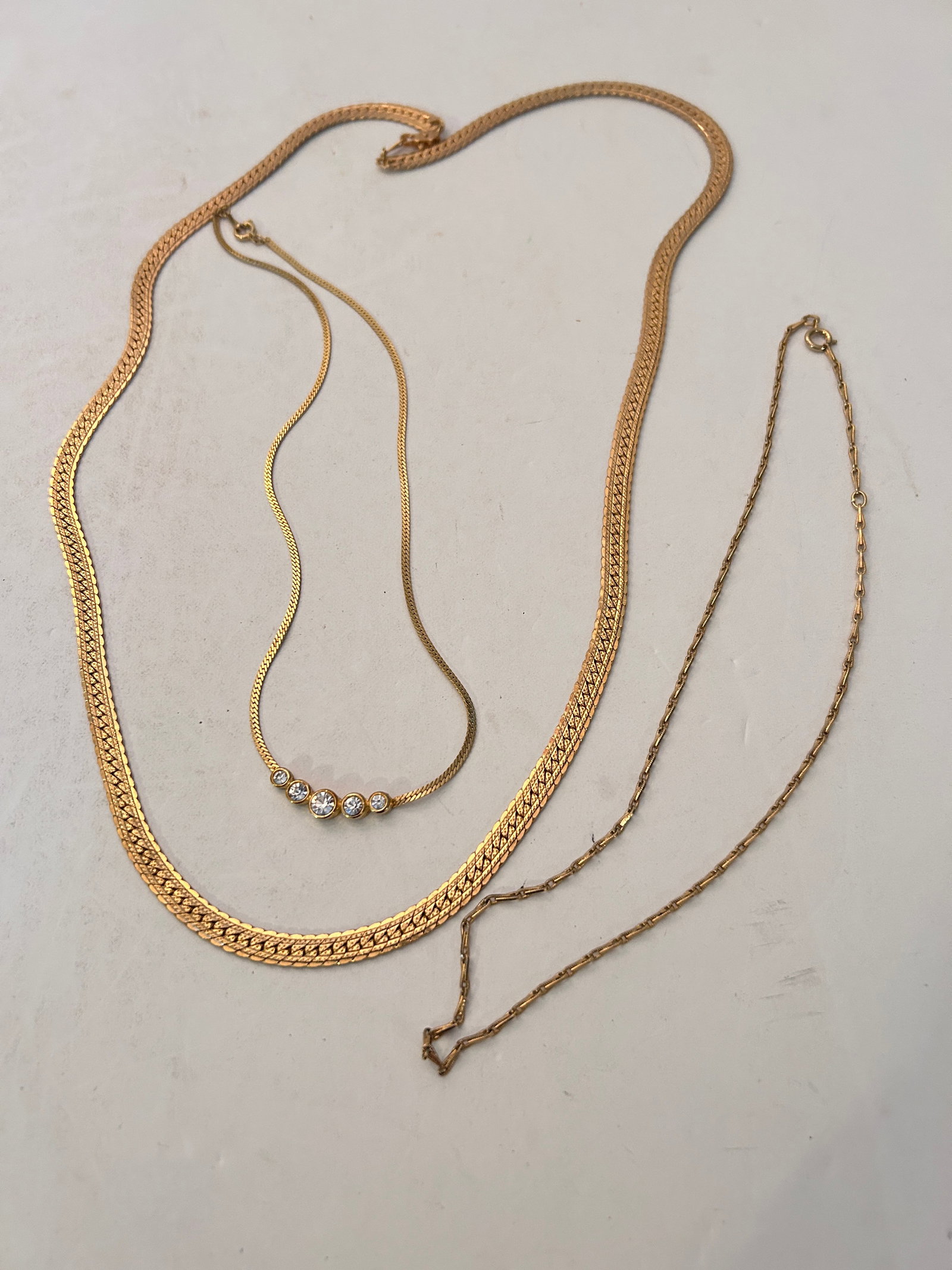 Vintage Lot Of 3 Goldtone Necklaces: Vintage Lot Of 3 Goldtone Necklaces Please view all photos as they are part of the description and condition of this Item, Feel free to contact me with questions or picture requests! Used Item AS IS
