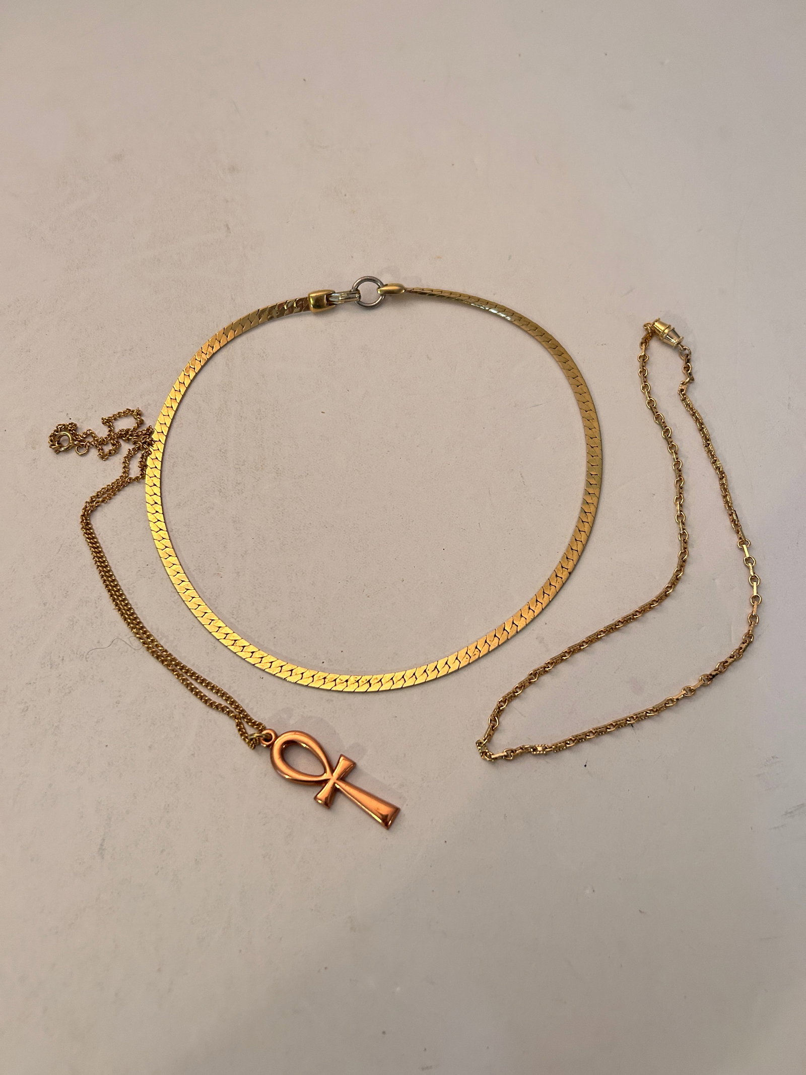 Vintage Lot Of 3 Goldtone Necklaces: Vintage Lot Of 3 Goldtone Necklaces Please view all photos as they are part of the description and condition of this Item, Feel free to contact me with questions or picture requests! Used Item AS IS