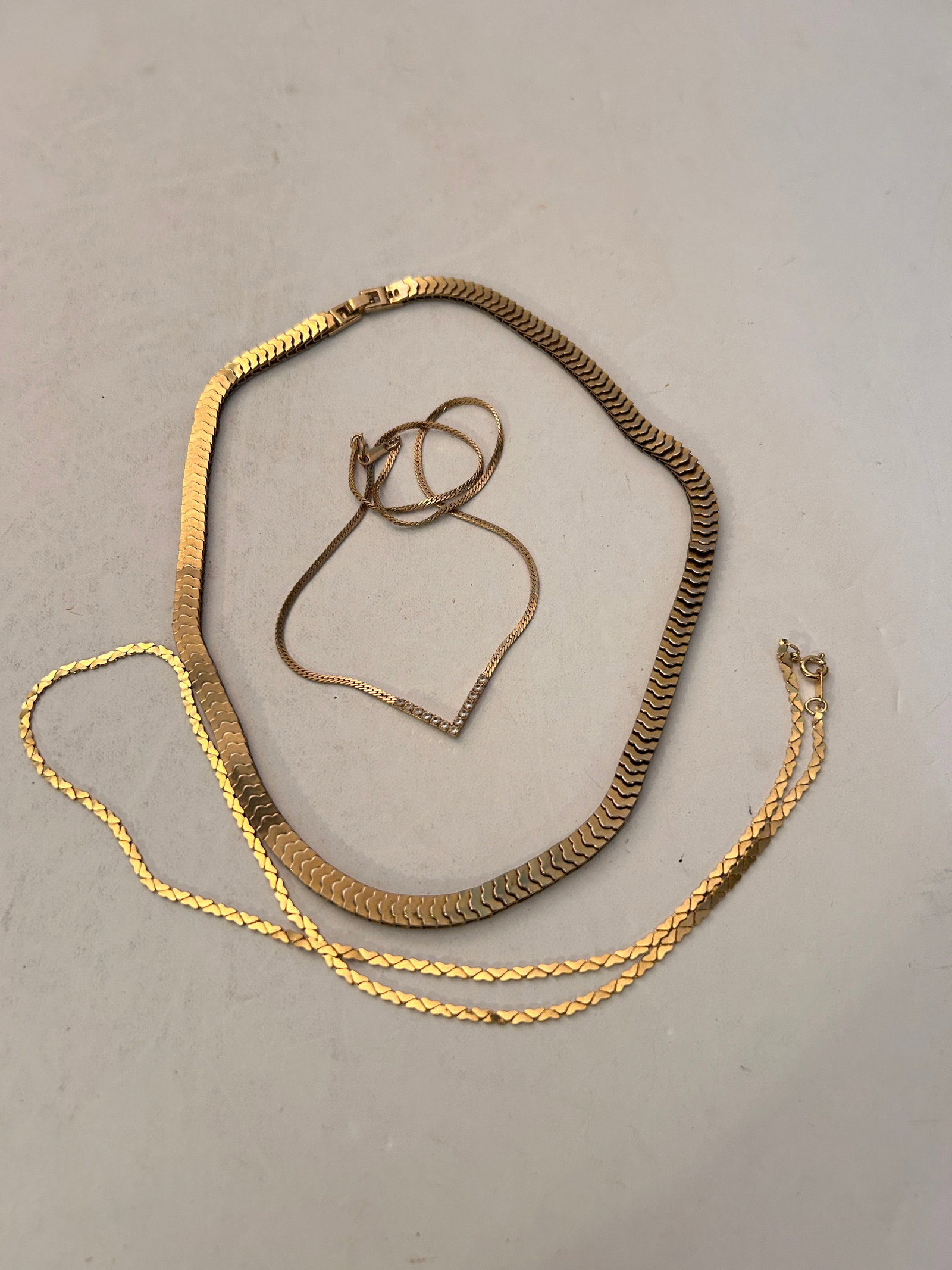 Vintage Lot Of 3 Goldtone Necklaces: Vintage Lot Of 3 Goldtone Necklaces Please view all photos as they are part of the description and condition of this Item, Feel free to contact me with questions or picture requests! Used Item AS IS