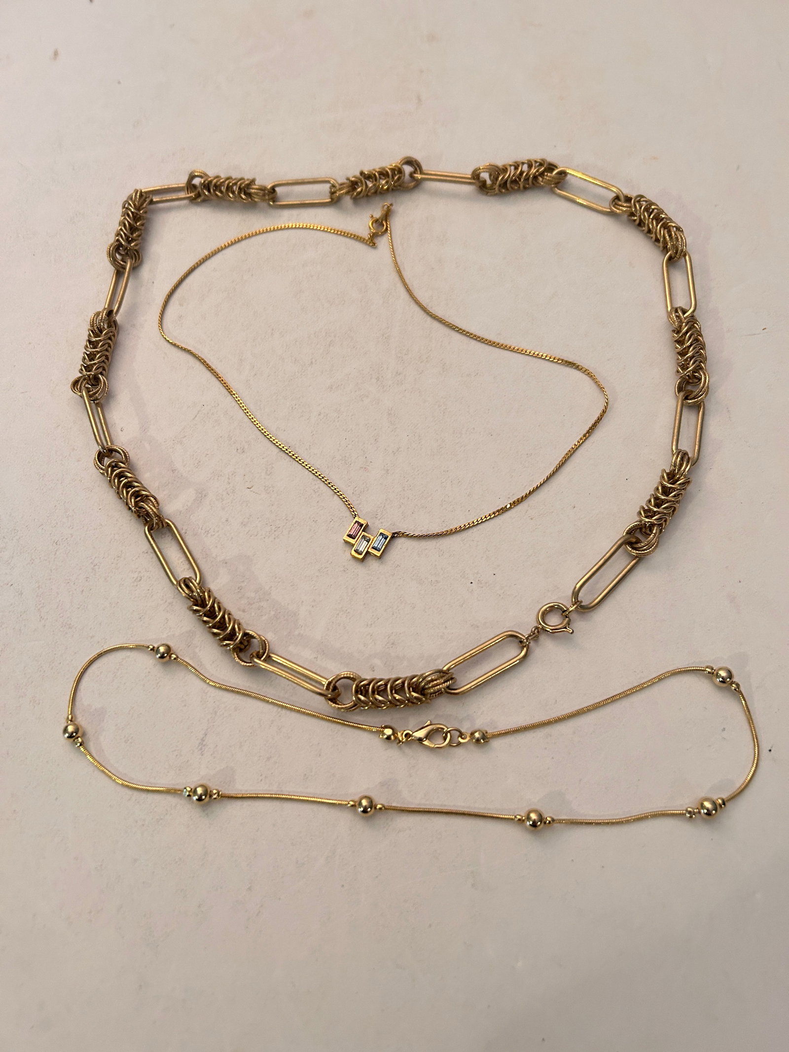 Vintage Lot Of 3 Goldtone Necklaces: Vintage Lot Of 3 Goldtone Necklaces Please view all photos as they are part of the description and condition of this Item, Feel free to contact me with questions or picture requests! Used Item AS IS