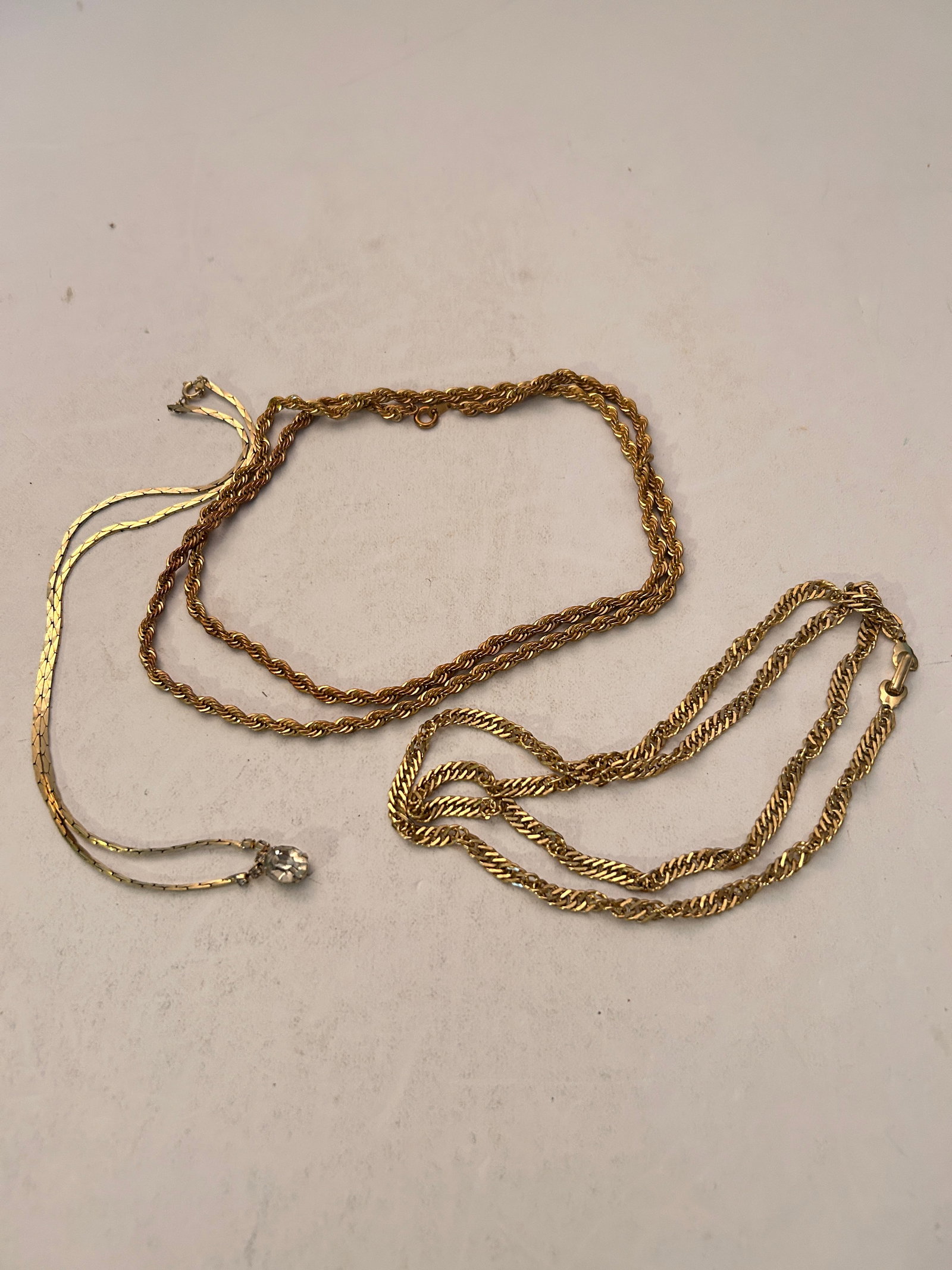 Vintage Lot Of 3 Goldtone Necklaces: Vintage Lot Of 3 Goldtone Necklaces Please view all photos as they are part of the description and condition of this Item, Feel free to contact me with questions or picture requests! Used Item AS IS