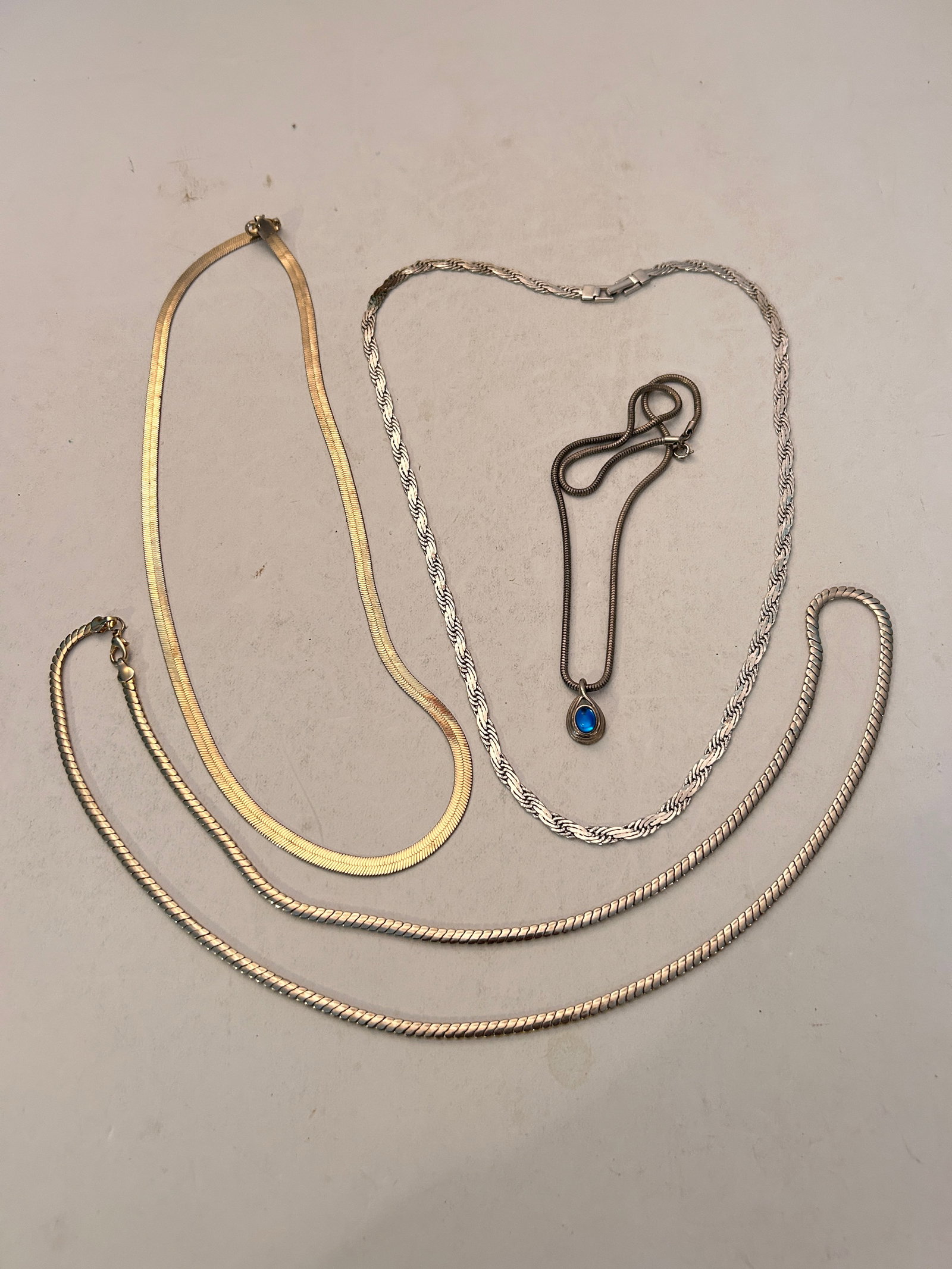 Vintage Lot Of 4 Silver tone Necklaces (1 of 4)