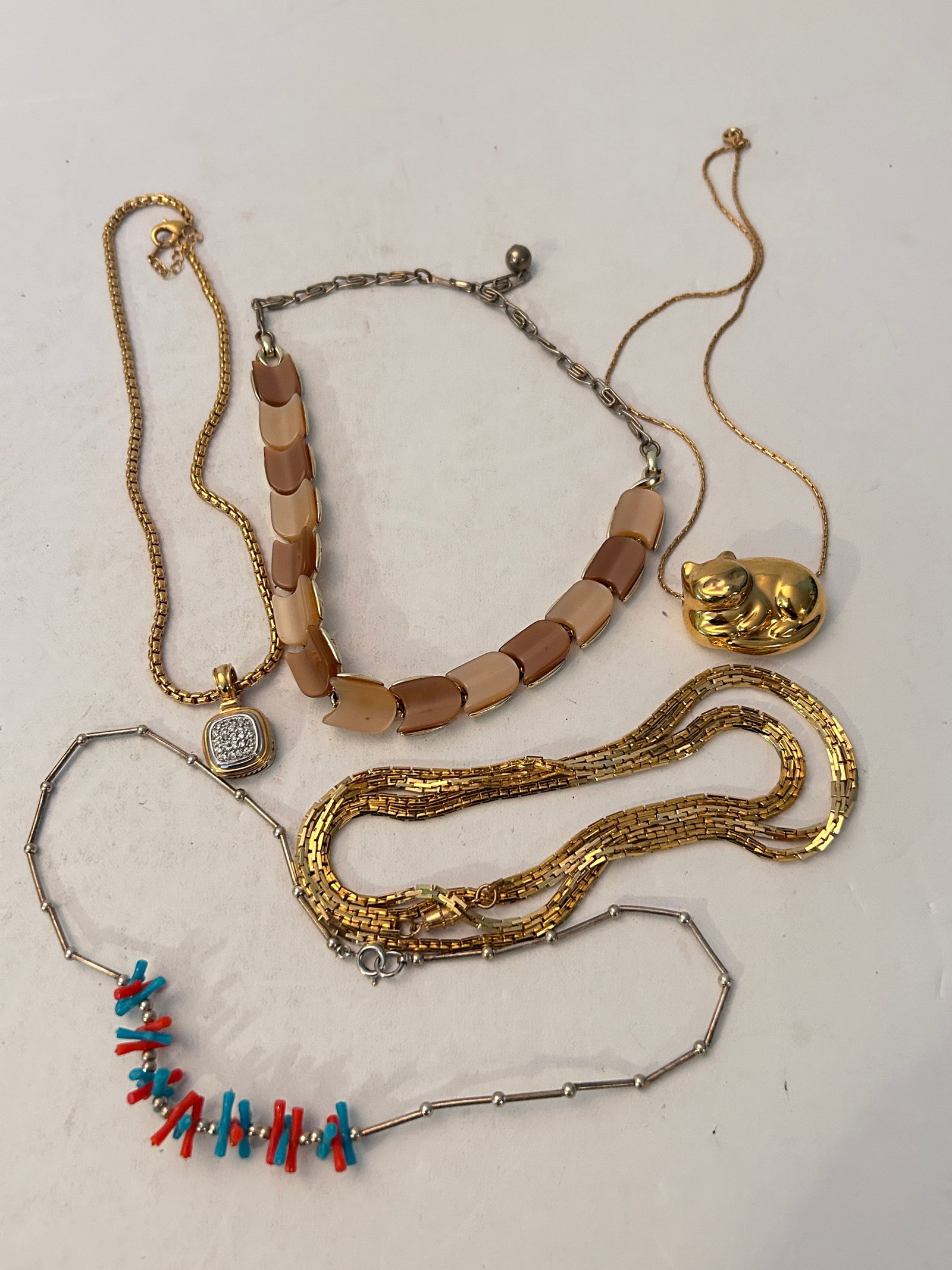 Vintage Lot Of 5 Higher End Necklaces: Vintage Lot Of 5 Higher End Necklaces Please view all photos as they are part of the description and condition of this Item, Feel free to contact me with questions or picture requests! Used Item AS IS