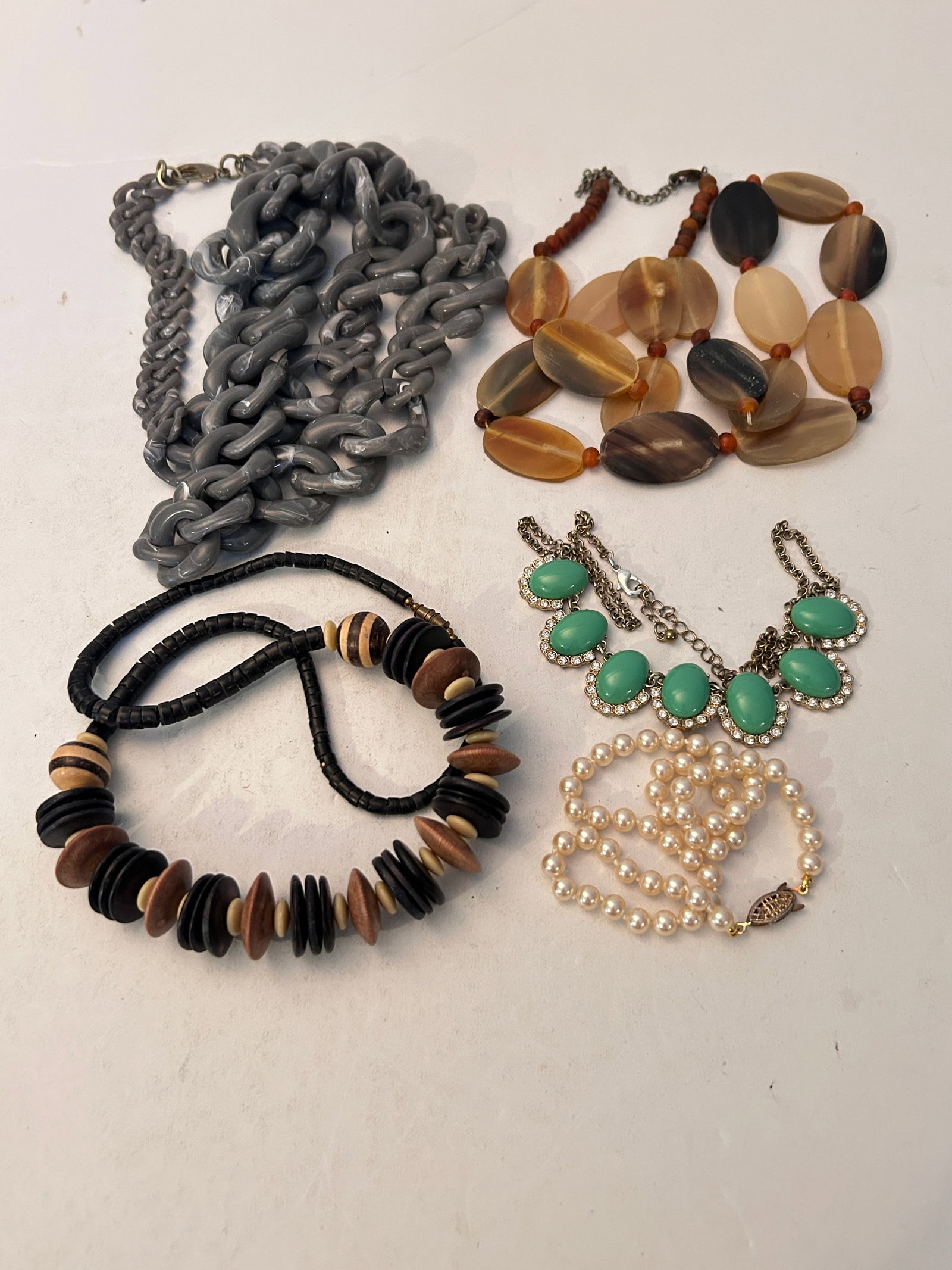 Vintage Lot Of 5 Higher End Necklaces: Vintage Lot Of 5 Higher End Necklaces Please view all photos as they are part of the description and condition of this Item, Feel free to contact me with questions or picture requests! Used Item AS IS