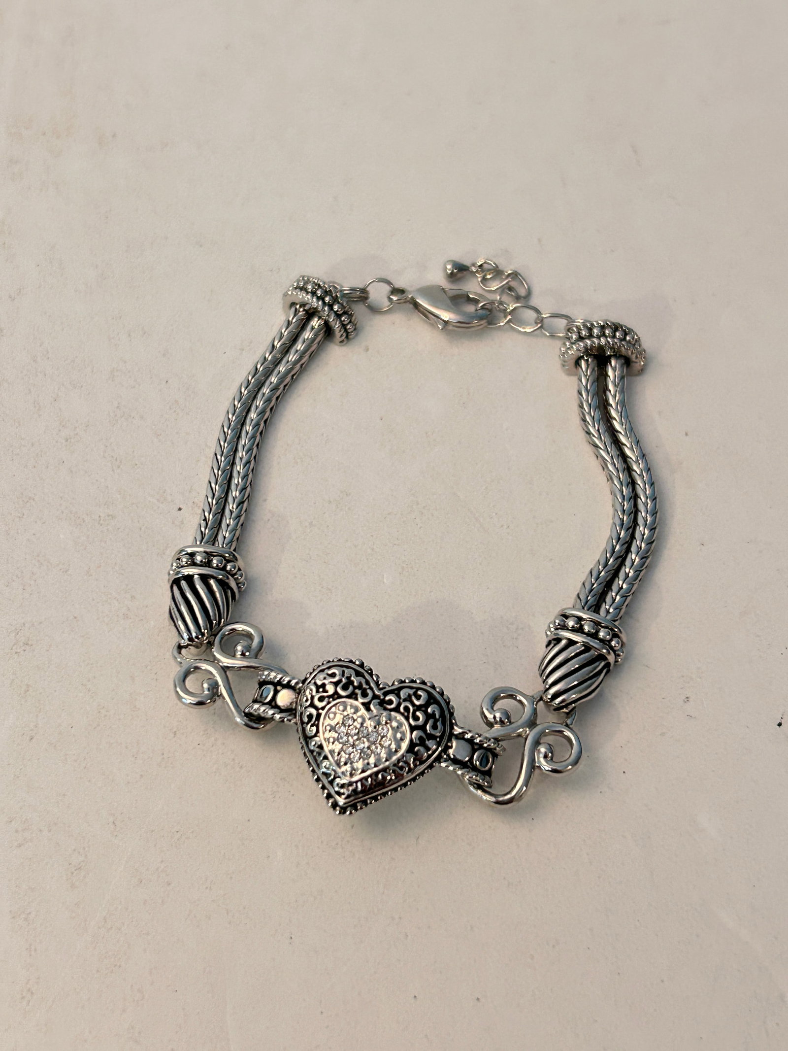 New Lia Sophia "Love Dust" Heart Cut Crystal Silver Tone Bracelet 7": New Lia Sophia "Love Dust" Heart Cut Crystal Silver Tone Bracelet 7" Please view all photos as they are part of the description and condition of this Item, Feel free to contact me with questions or pi