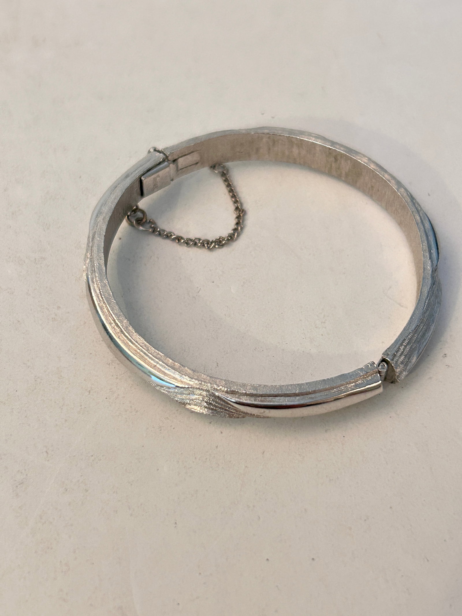 Vintage Trifari Silver Tone Bracelet Sz 7": Vintage Trifari Silver Tone Bracelet Sz 7" Please view all photos as they are part of the description and condition of this Item, Feel free to contact me with questions or picture requests! Used Item 