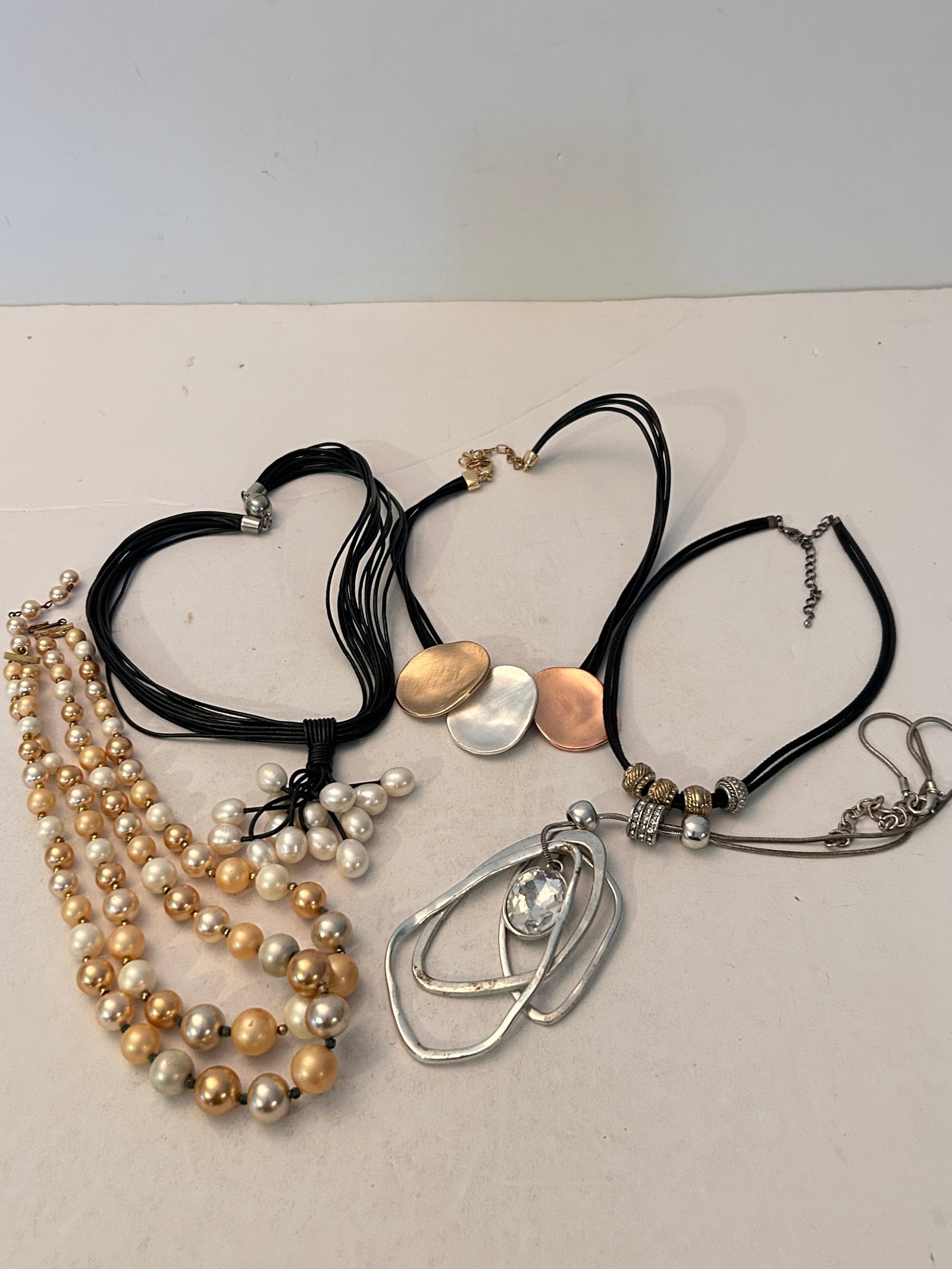 Vintage Lot Of 5 Necklaces: Vintage Lot Of 5 Necklaces Please view all photos as they are part of the description and condition of this Item, Feel free to contact me with questions or picture requests! Used Item AS IS
