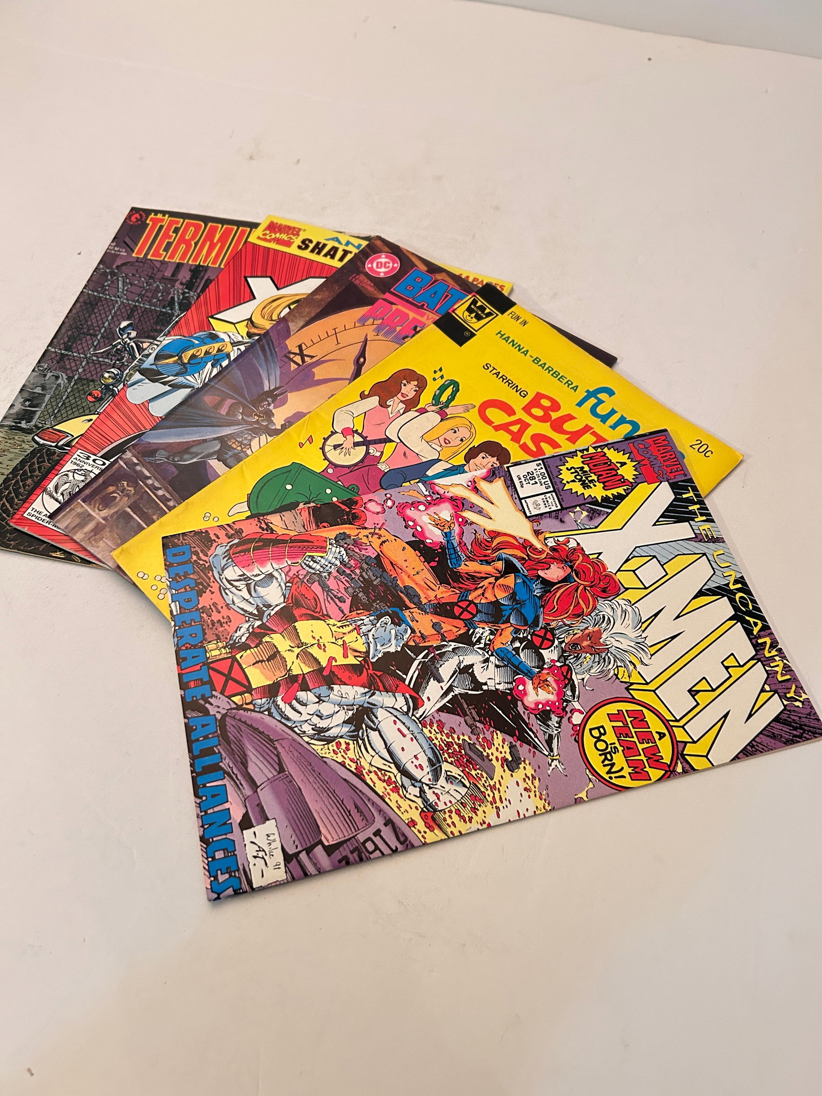 Vintage Lot of 5 Comic Books: Vintage Lot of 5 Comic Books Please view all photos as they are part of the description and condition of this Item, Feel free to contact me with questions or picture requests! Used Item AS IS