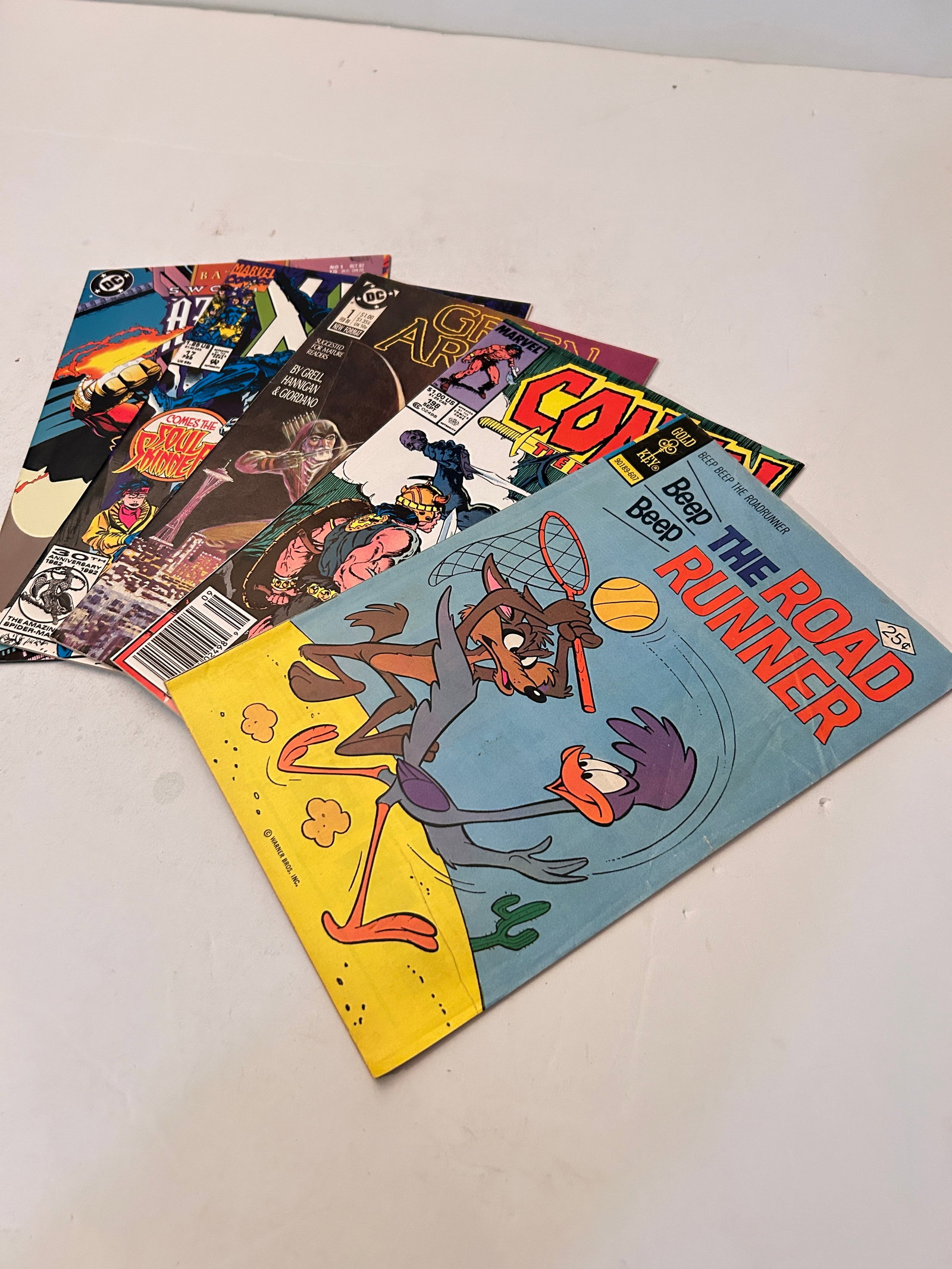 Vintage Lot of 5 Comic Books: Vintage Lot of 5 Comic Books Please view all photos as they are part of the description and condition of this Item, Feel free to contact me with questions or picture requests! Used Item AS IS