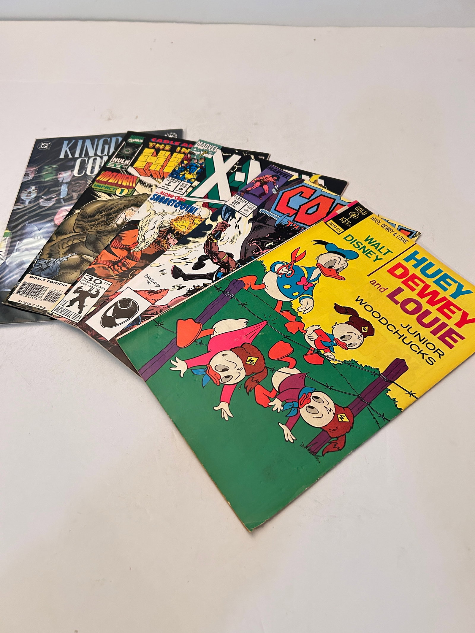 Vintage Lot of 5 Comic Books: Vintage Lot of 5 Comic Books Please view all photos as they are part of the description and condition of this Item, Feel free to contact me with questions or picture requests! Used Item AS IS