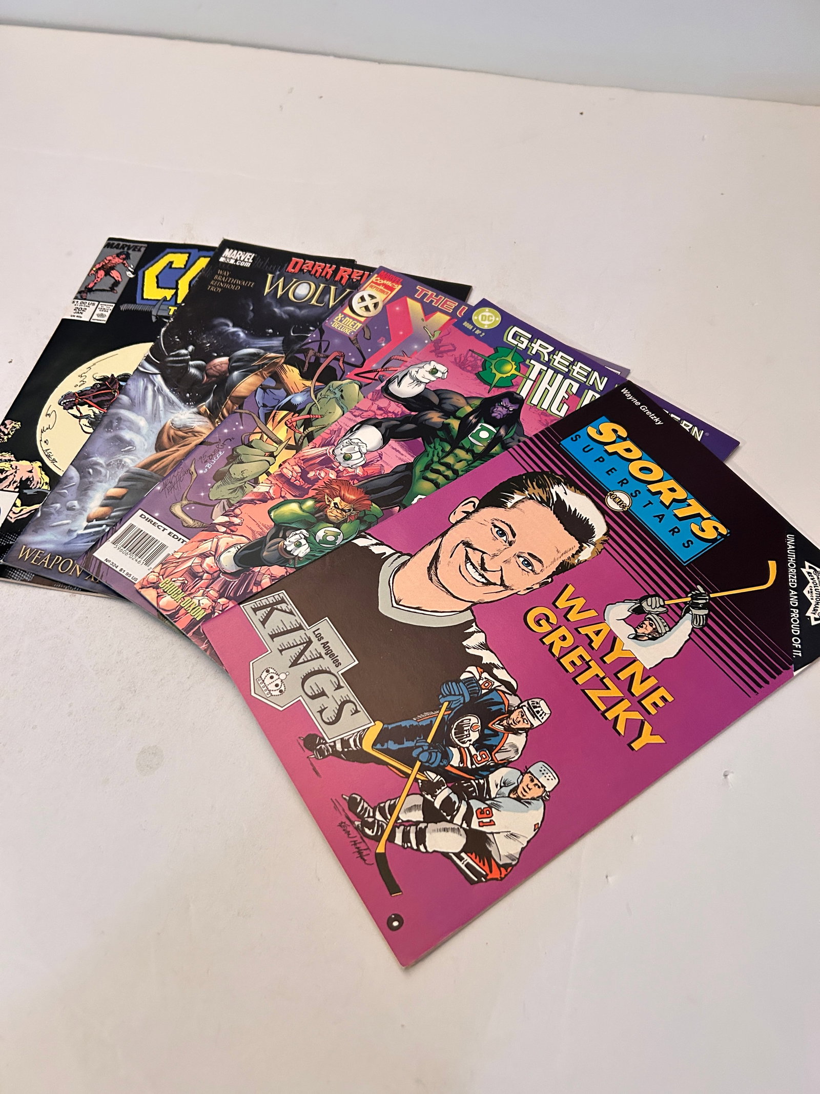 Vintage Lot of 5 Comic Books: Vintage Lot of 5 Comic Books Please view all photos as they are part of the description and condition of this Item, Feel free to contact me with questions or picture requests! Used Item AS IS