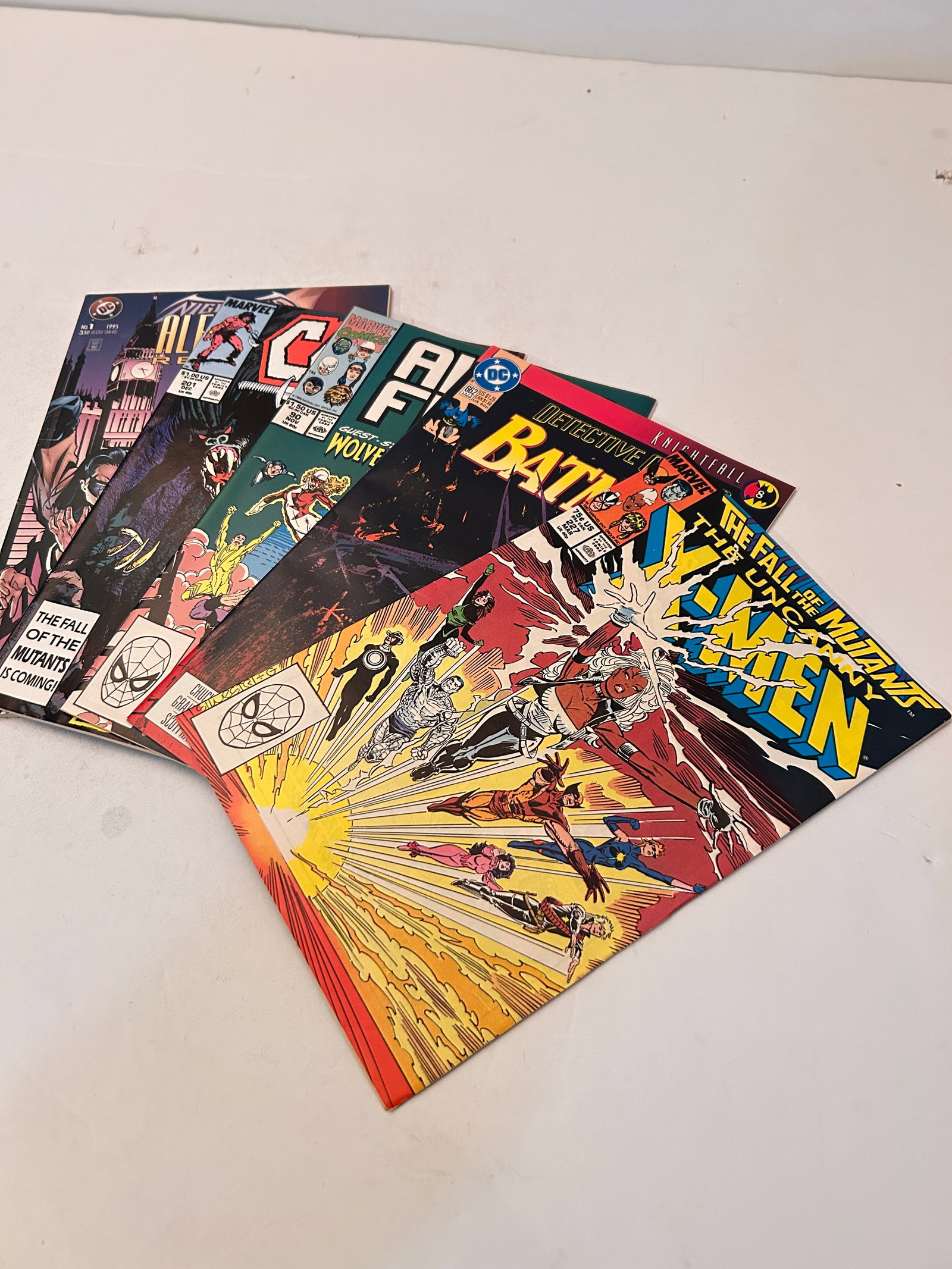 Vintage Lot of 5 Comic Books: Vintage Lot of 5 Comic Books Please view all photos as they are part of the description and condition of this Item, Feel free to contact me with questions or picture requests! Used Item AS IS