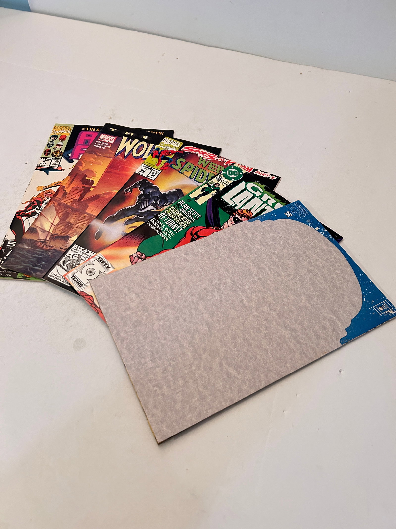 Vintage Lot of 5 Comic Books: Vintage Lot of 5 Comic Books Please view all photos as they are part of the description and condition of this Item, Feel free to contact me with questions or picture requests! Used Item AS IS