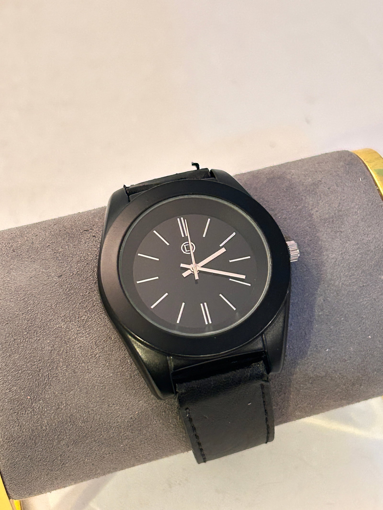 Men's Dario Italian Design Watch working: Men's Dario Italian Design Watch working Please view all photos as they are part of the description and condition of this Item, Feel free to contact me with questions or picture requests! Used Item AS
