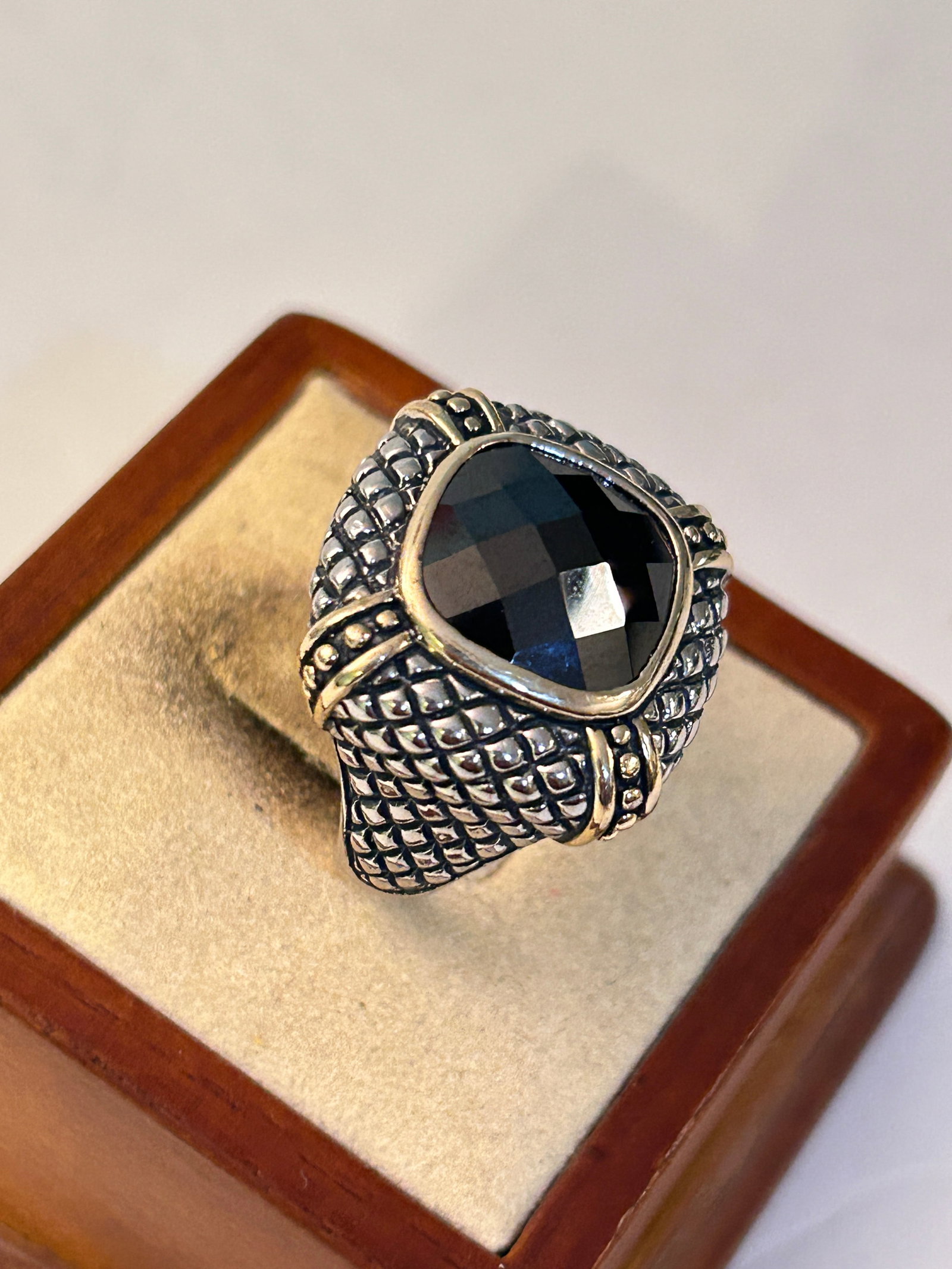 PK 925 Cubic Zirconia Halo Setting Sterling Silver Ring SZ 9: PK 925 Cubic Zirconia Halo Setting Sterling Silver Ring SZ 9 Please view all photos as they are part of the description and condition of this Item, Feel free to contact me with questions or picture re