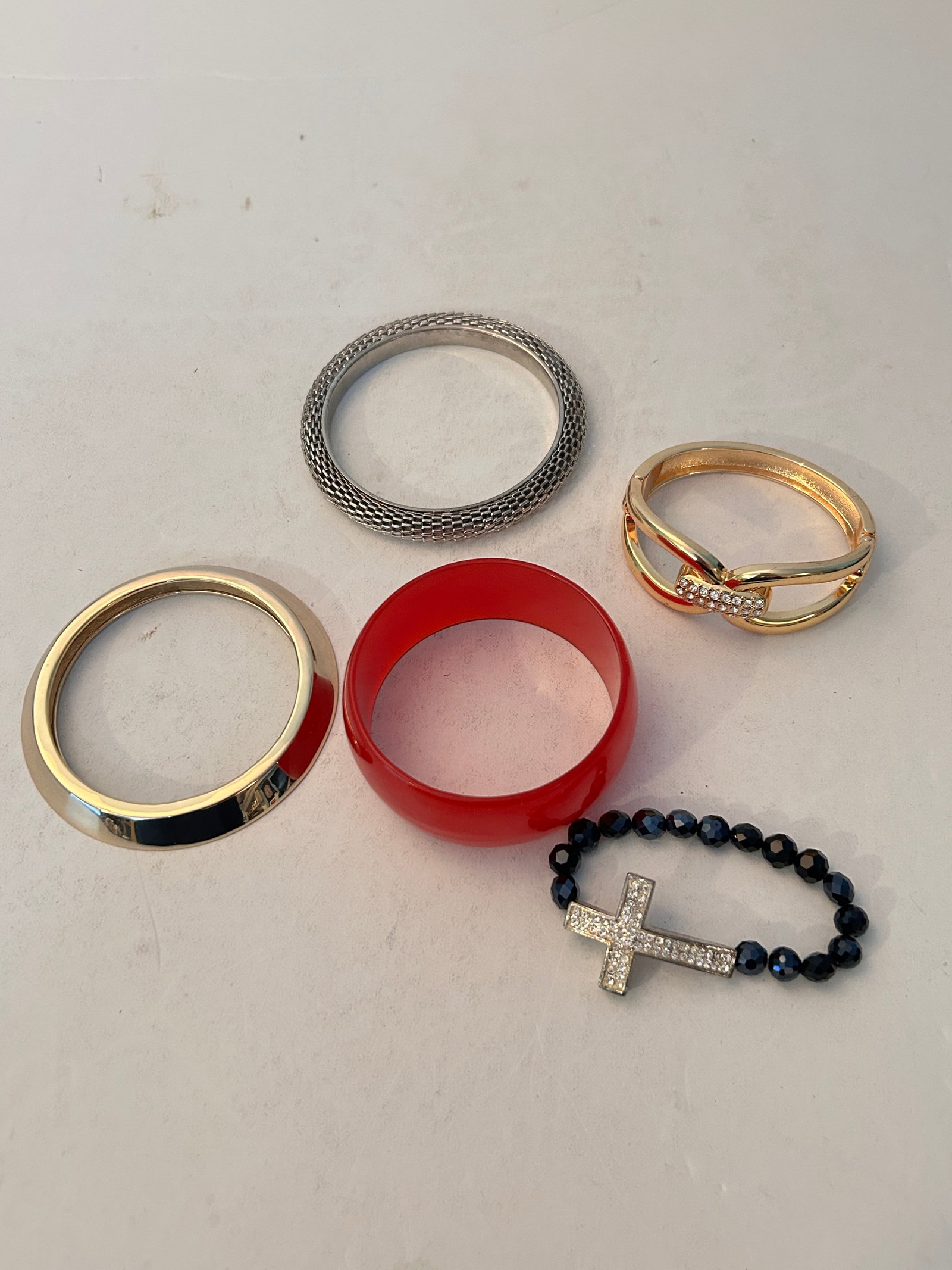 Vintage Lot Of 5 Bracelets: Vintage Lot Of 5 Bracelets Please view all photos as they are part of the description and condition of this Item, Feel free to contact me with questions or picture requests! Used Item AS IS