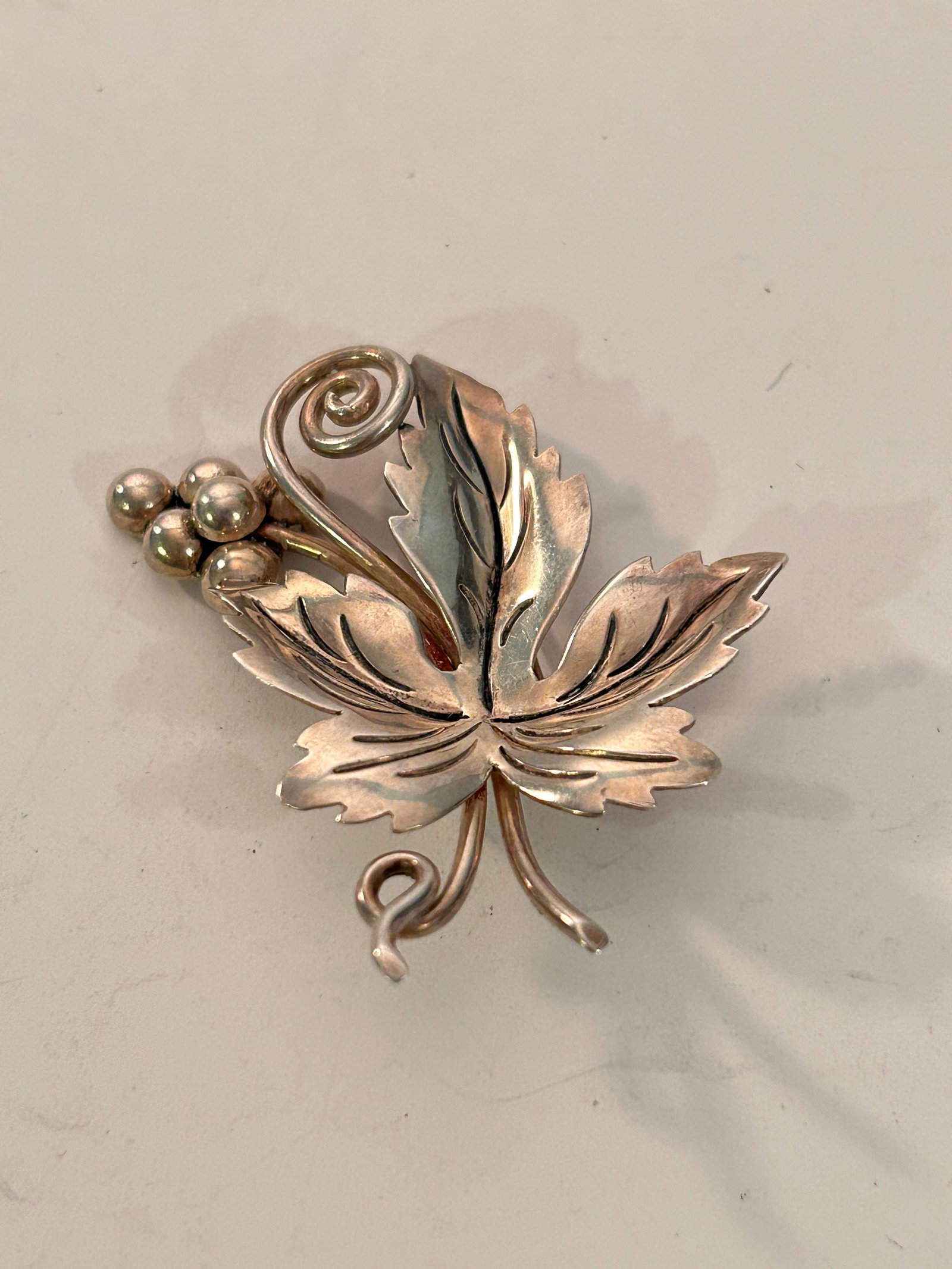 Vintage Sterling Silver Grape Leaf Brooch Mexican Silversmith Dámaso Gallegos 11 grams: Vintage Sterling Silver Grape Leaf Brooch Mexican Silversmith Dámaso Gallegos 11 grams Please view all photos as they are part of the description and condition of this Item, Feel free to contact me w