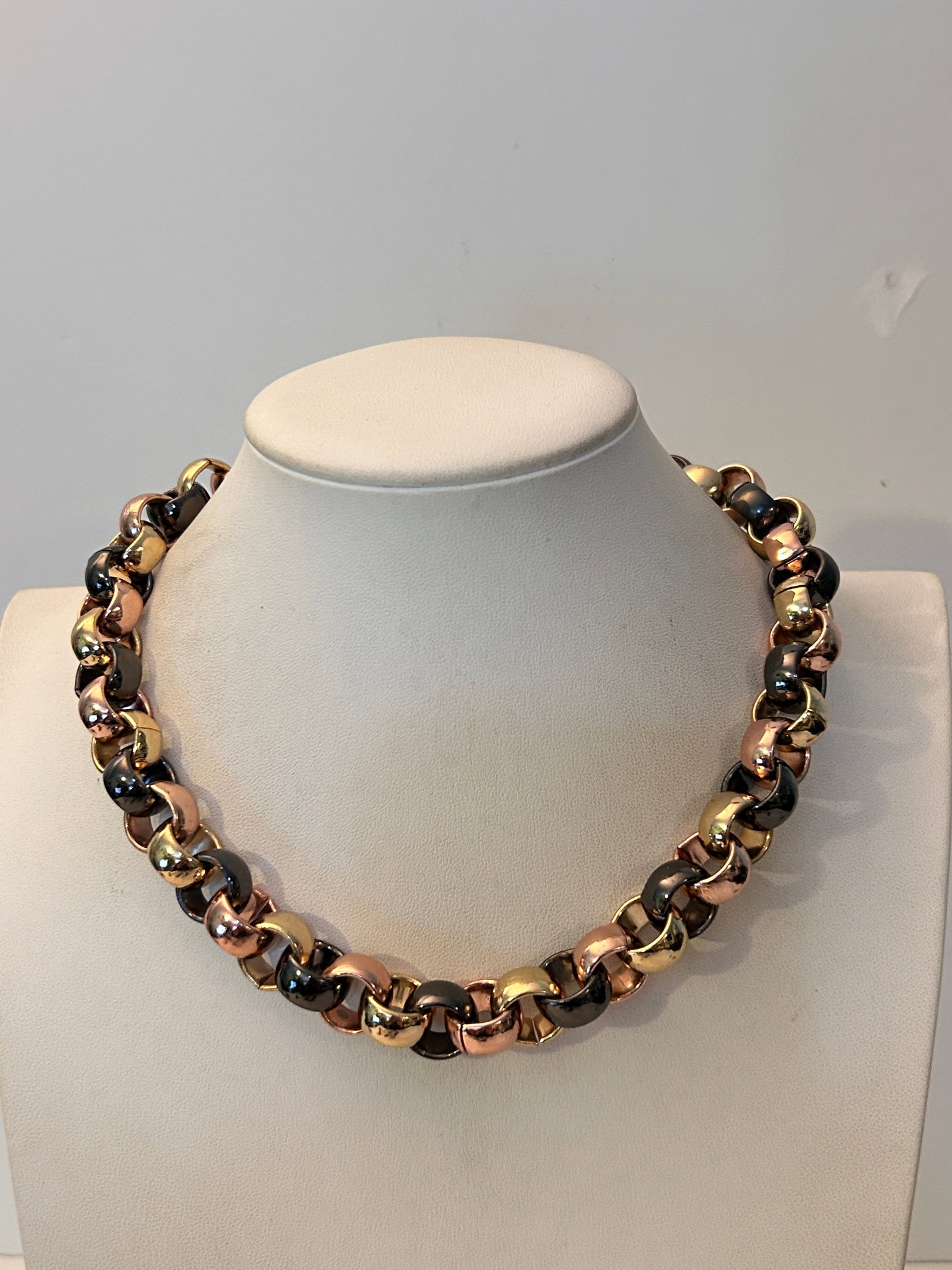 Vintage Mixed Meatal Choker Necklace Sz 15": Vintage Mixed Meatal Choker Necklace Sz 15" Please view all photos as they are part of the description and condition of this Item, Feel free to contact me with questions or picture requests! Used Item