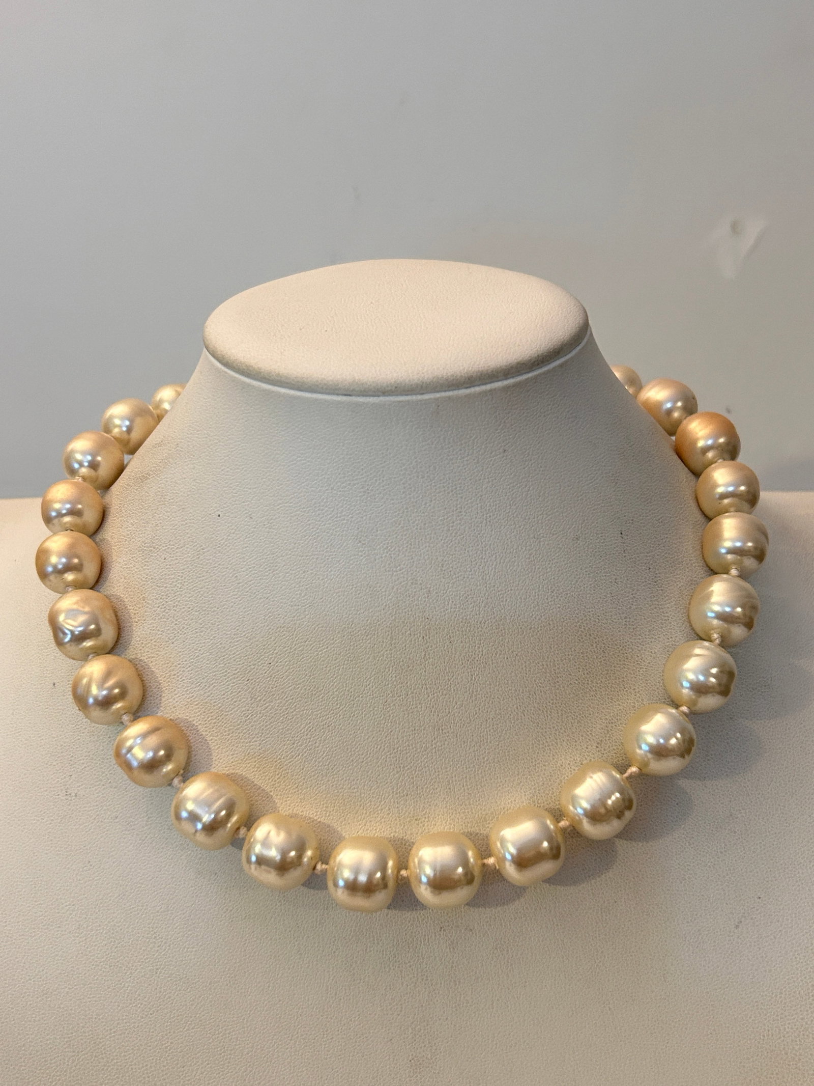 Vintage Fresh Water Pearl Bead Necklace Sz 15": Vintage Fresh Water Pearl Bead Necklace Sz 15" Please view all photos as they are part of the description and condition of this Item, Feel free to contact me with questions or picture requests! Used I