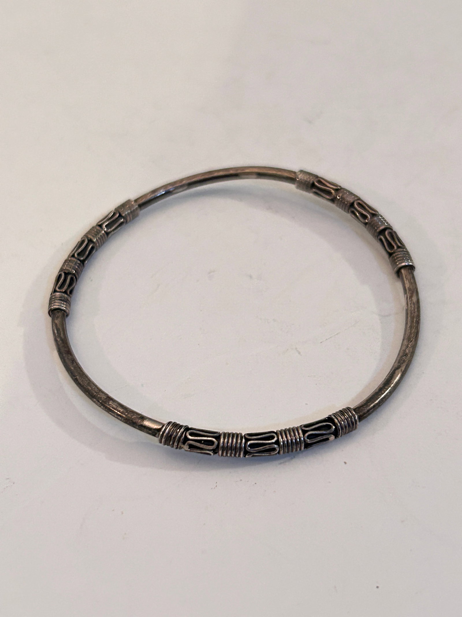 925 Sterling Silver 11g Round Suarti Bali Bangle Bracelet 7": 925 Sterling Silver 11g Round Suarti Bali Bangle Bracelet 7" Please view all photos as they are part of the description and condition of this Item, Feel free to contact me with questions or picture re