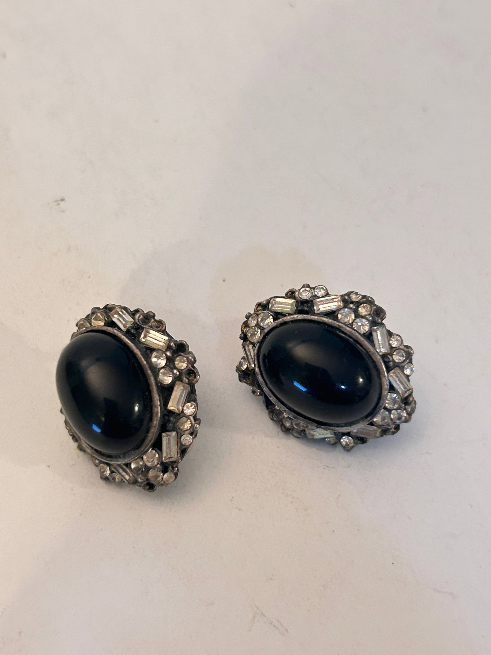 Vintage rhinestone Earrings: Vintage rhinestone Earrings Please view all photos as they are part of the description and condition of this Item, Feel free to contact me with questions or picture requests! Used Item AS IS