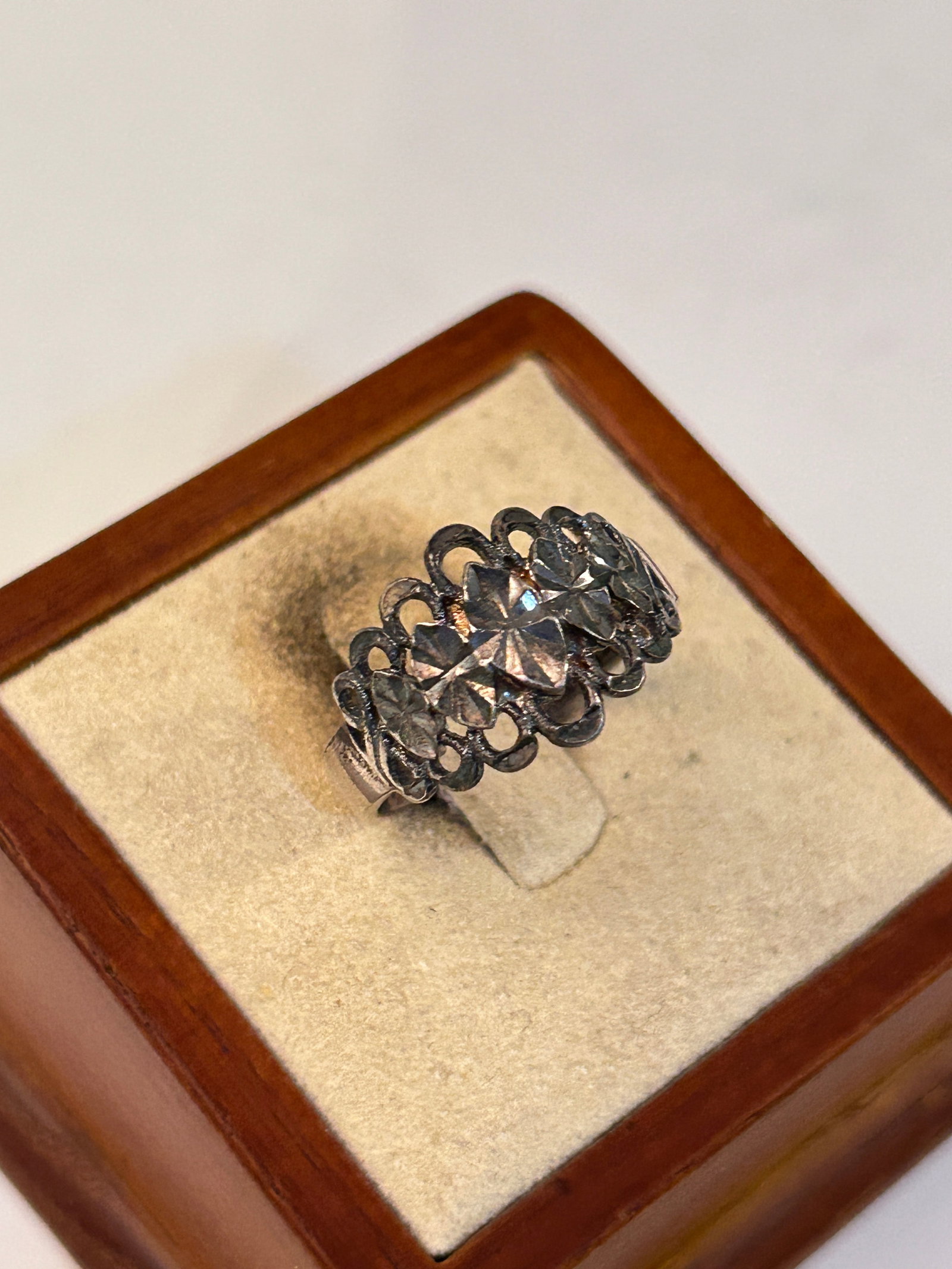 Beverly Hills (925) Sterling Silver filigree Ring Sz 9: Beverly Hills (925) Sterling Silver filigree Ring Sz 9 Please view all photos as they are part of the description and condition of this Item, Feel free to contact me with questions or picture requests