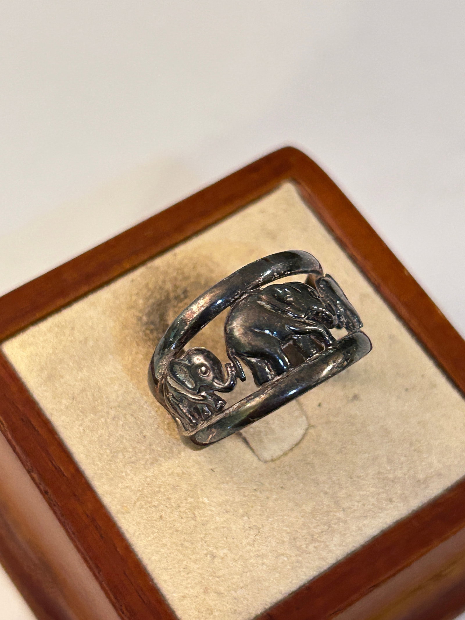 Vintage Sterling Silver Elephant Ring Sz 10: Vintage Sterling Silver Elephant Ring Sz 10 Please view all photos as they are part of the description and condition of this Item, Feel free to contact me with questions or picture requests! Used Item