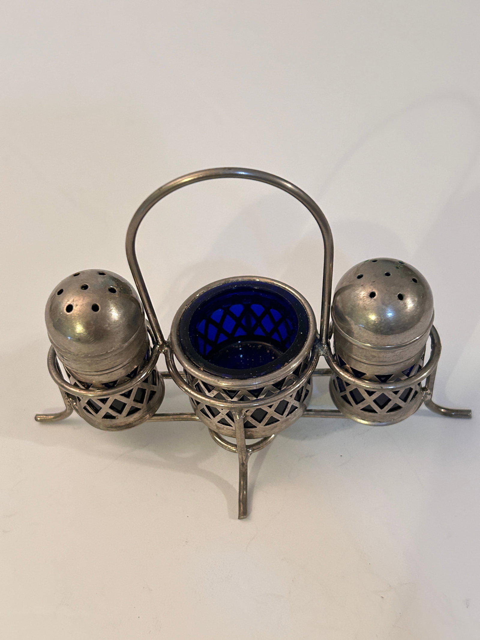 English brass salt and Pepper Cobalt Blue Glass: English brass salt and Pepper Cobalt Blue Glass Please view all photos as they are part of the description and condition of this Item, Feel free to contact me with questions or picture requests! Used 