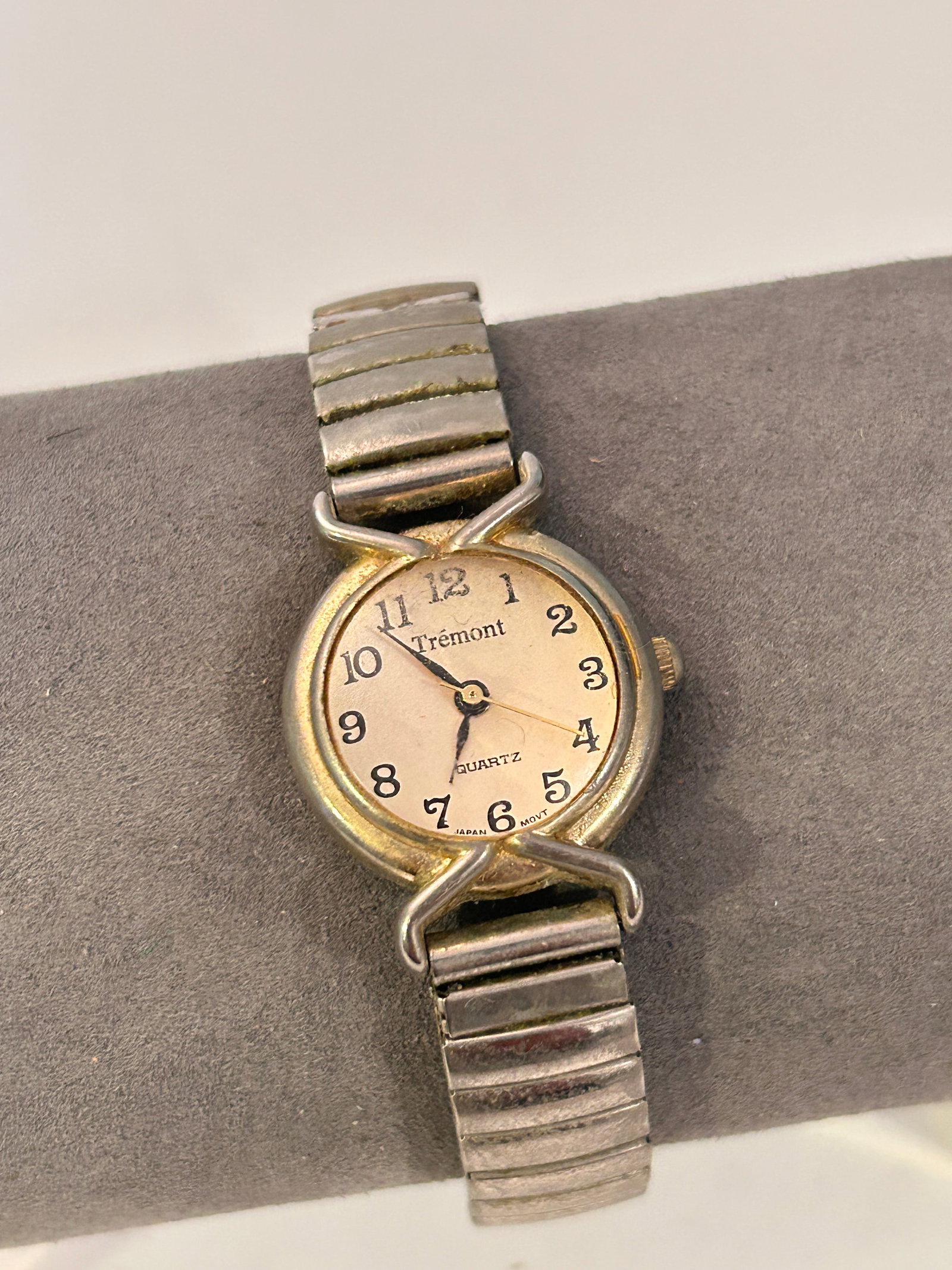 Tremont Gold Tone Women’s Round Face Quartz Watch needs bat: Tremont Gold Tone Women’s Round Face Quartz Watch needs bat Please view all photos as they are part of the description and condition of this Item, Feel free to contact me with questions or picture r