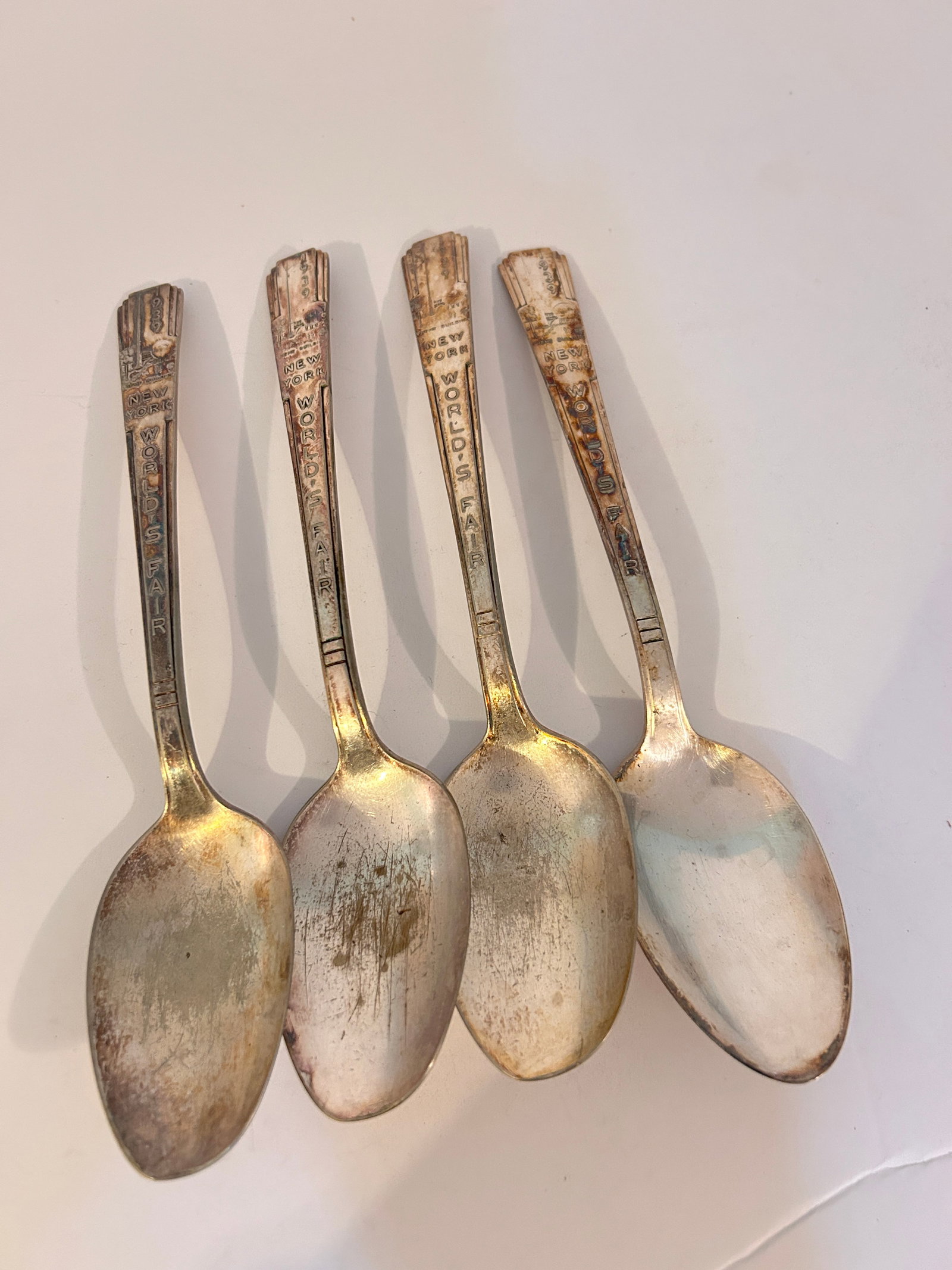 Vintage Lot of 4 Large 1939 World's Fair Spoons: Vintage Lot of 4 Large 1939 World's Fair Spoons Please view all photos as they are part of the description and condition of this Item, Feel free to contact me with questions or picture requests! Used 