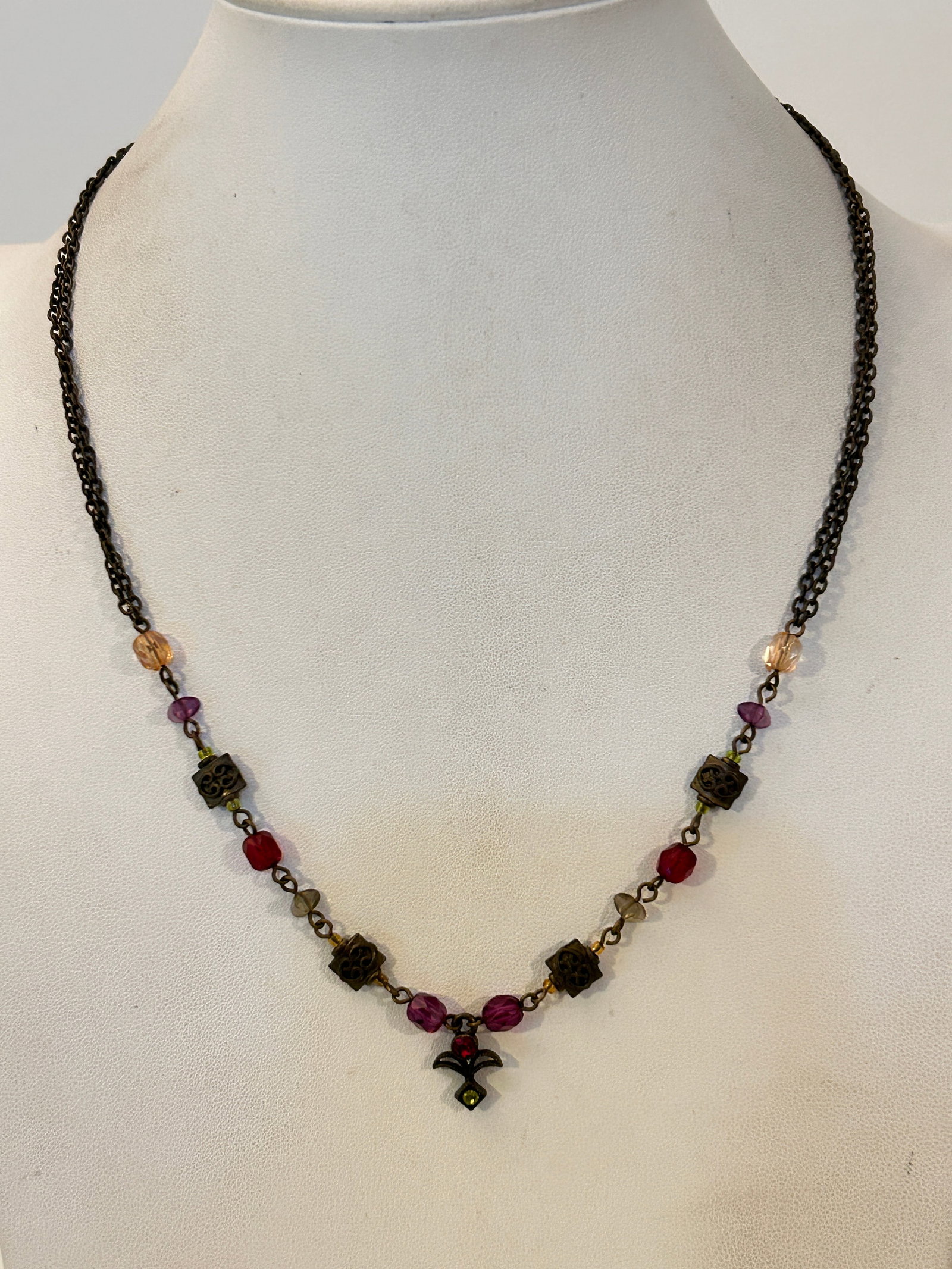 Vintage brass Necklace Sz 19": Vintage brass Necklace Sz 19" Please view all photos as they are part of the description and condition of this Item, Feel free to contact me with questions or picture requests! Used Item AS IS