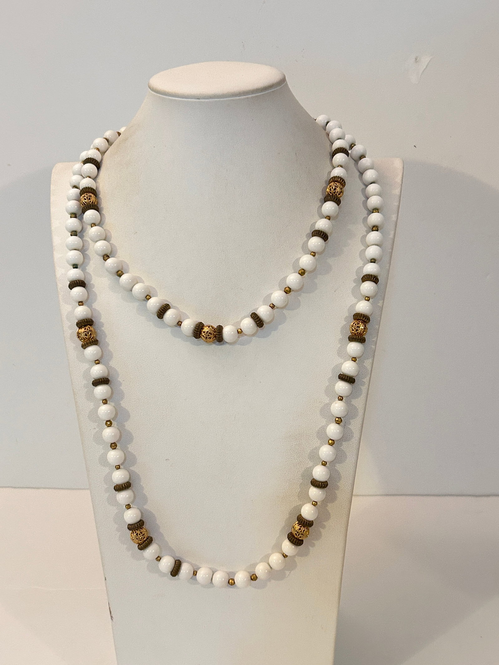 Vintage Goldtone White Bead Necklace Sz 45": Vintage Goldtone White Bead Necklace Sz 45" Please view all photos as they are part of the description and condition of this Item, Feel free to contact me with questions or picture requests! Used Item