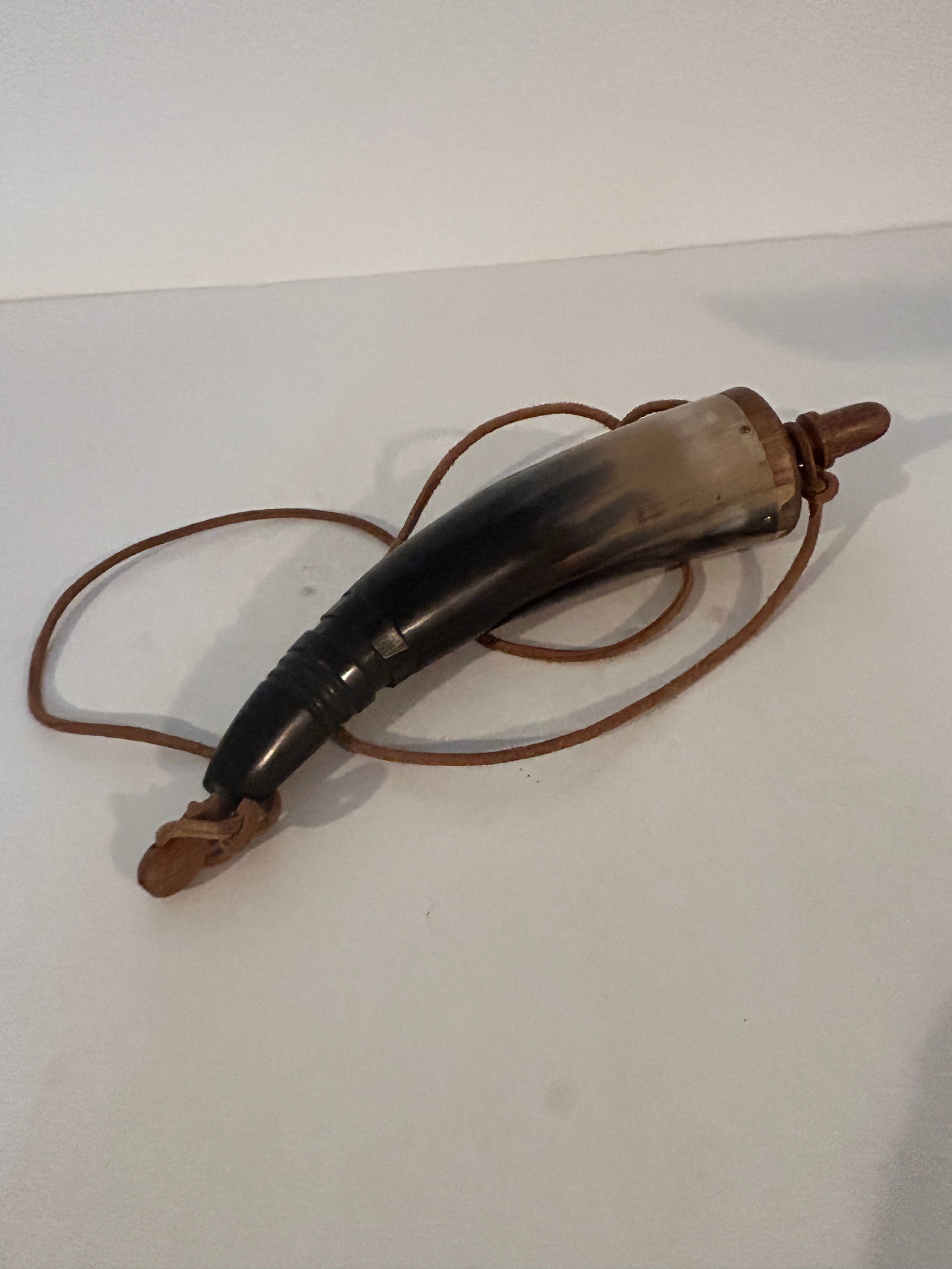 Unbranded Powder Horn Leather Strap Replica Reenactment 12": Unbranded Powder Horn Leather Strap Replica Reenactment 12" Please view all photos as they are part of the description and condition of this Item, Feel free to contact me with questions or picture req