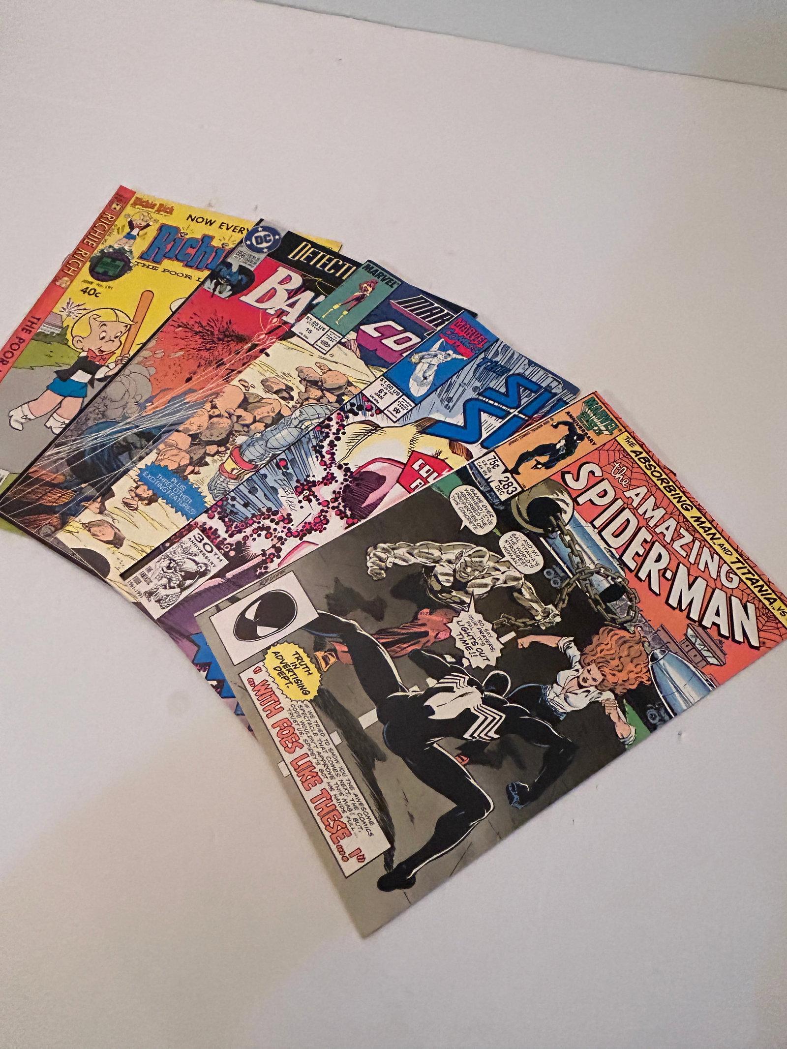 Vintage Lot of 5 Comic Books: Vintage Lot of 5 Comic Books Please view all photos as they are part of the description and condition of this Item, Feel free to contact me with questions or picture requests! Used Item AS IS