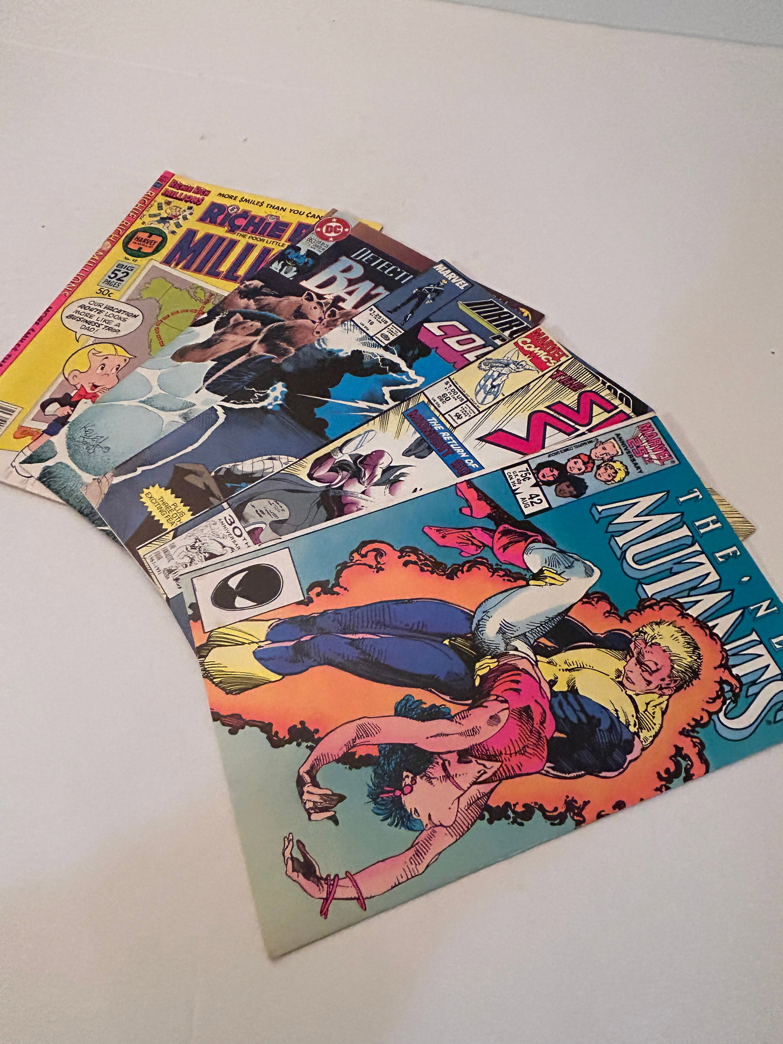 Vintage Lot of 5 Comic Books: Vintage Lot of 5 Comic Books Please view all photos as they are part of the description and condition of this Item, Feel free to contact me with questions or picture requests! Used Item AS IS