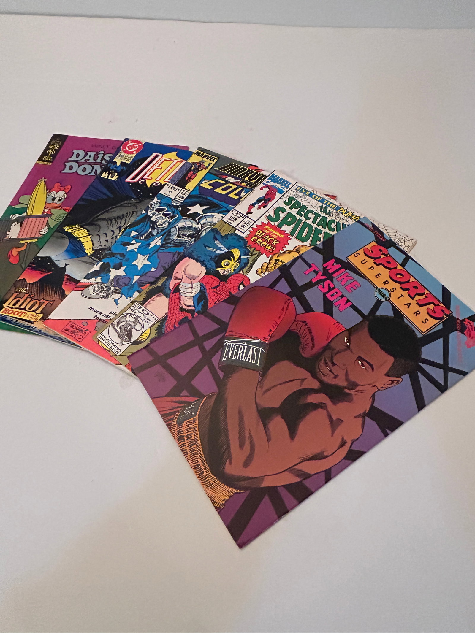 Vintage Lot of 5 Comic Books: Vintage Lot of 5 Comic Books Please view all photos as they are part of the description and condition of this Item, Feel free to contact me with questions or picture requests! Used Item AS IS