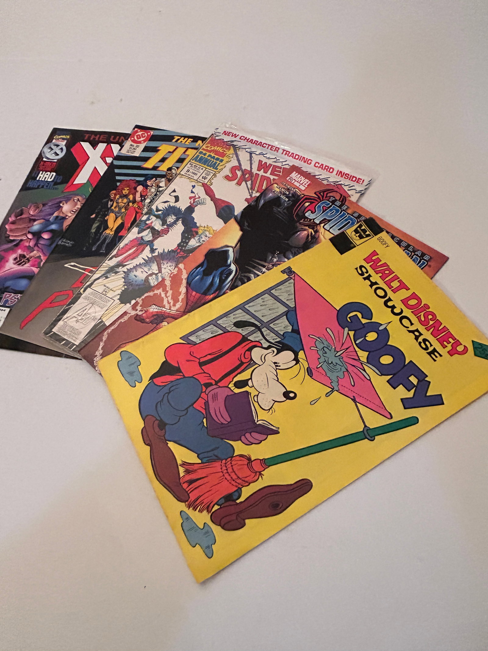Vintage Lot of 5 Comic Books: Vintage Lot of 5 Comic Books Please view all photos as they are part of the description and condition of this Item, Feel free to contact me with questions or picture requests! Used Item AS IS