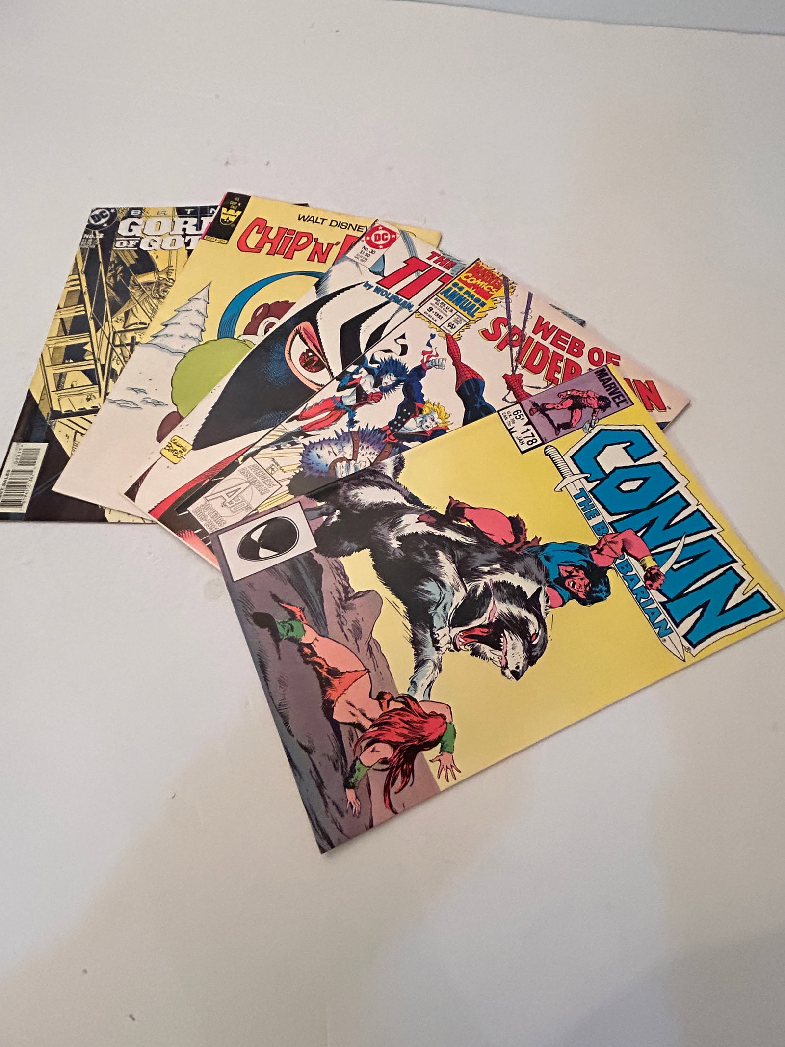 Vintage Lot of 5 Comic Books: Vintage Lot of 5 Comic Books Please view all photos as they are part of the description and condition of this Item, Feel free to contact me with questions or picture requests! Used Item AS IS