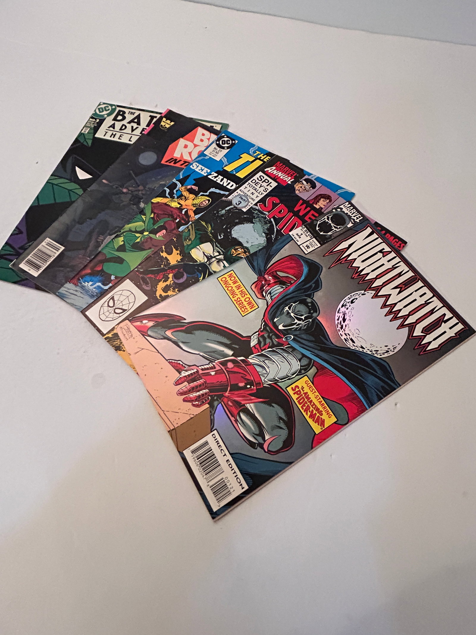 Vintage Lot of 5 Comic Books: Vintage Lot of 5 Comic Books Please view all photos as they are part of the description and condition of this Item, Feel free to contact me with questions or picture requests! Used Item AS IS