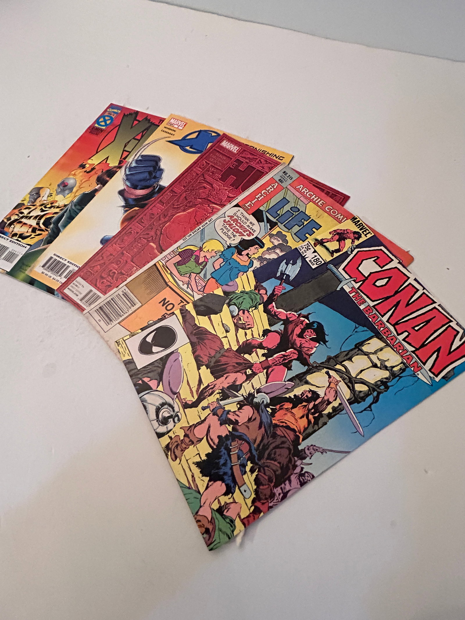 Vintage Lot of 5 Comic Books: Vintage Lot of 5 Comic Books Please view all photos as they are part of the description and condition of this Item, Feel free to contact me with questions or picture requests! Used Item AS IS