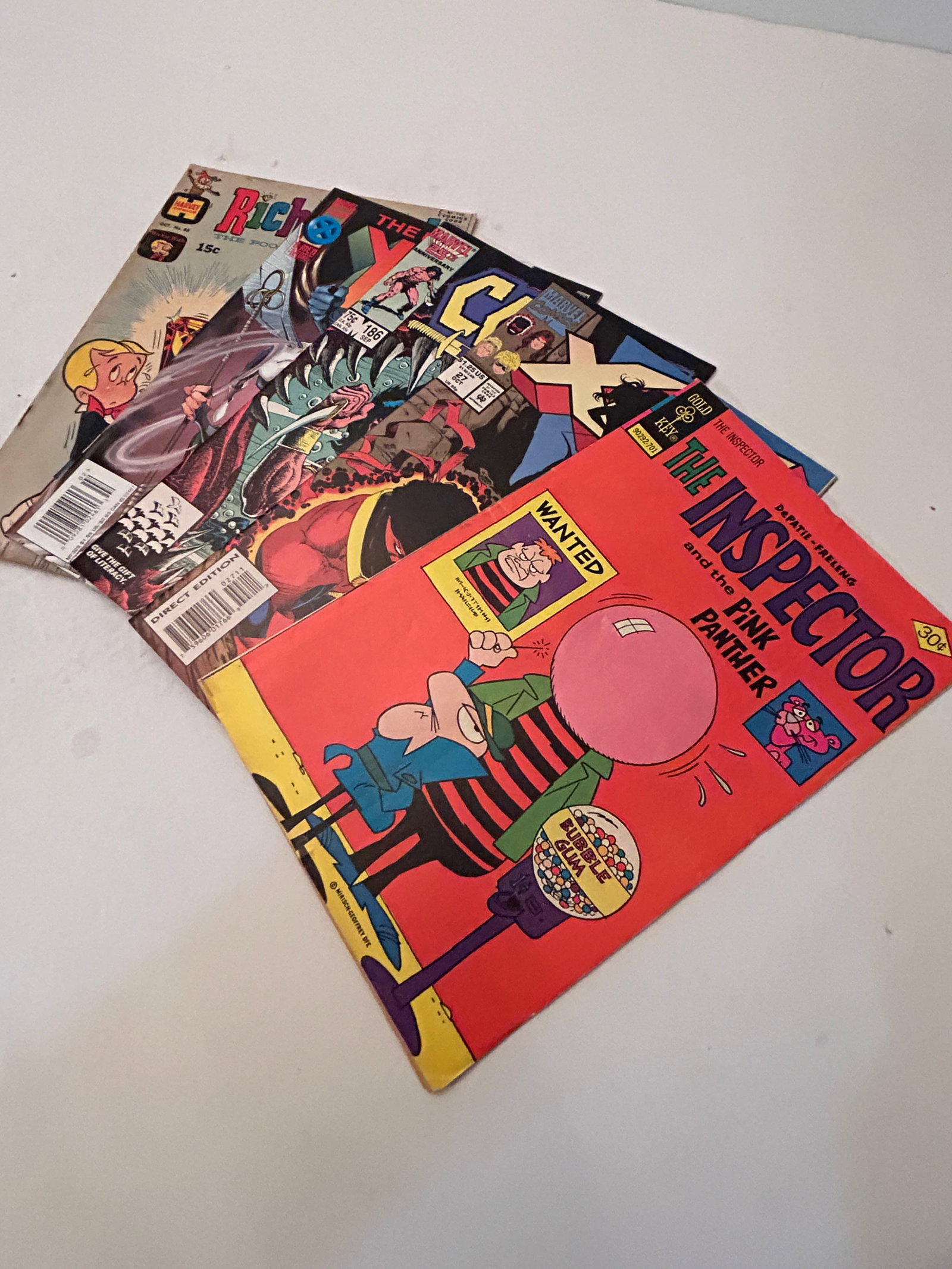 Vintage Lot of 5 Comic Books: Vintage Lot of 5 Comic Books Please view all photos as they are part of the description and condition of this Item, Feel free to contact me with questions or picture requests! Used Item AS IS