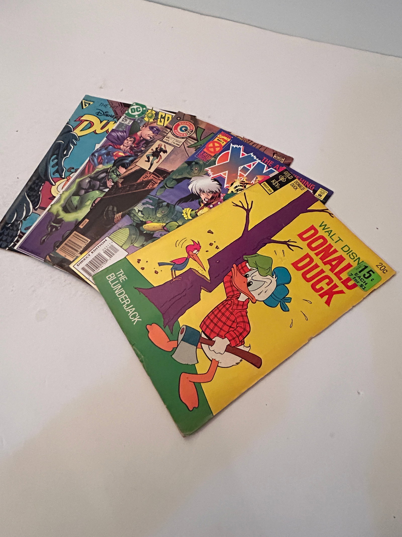 Vintage Lot of 5 Comic Books: Vintage Lot of 5 Comic Books Please view all photos as they are part of the description and condition of this Item, Feel free to contact me with questions or picture requests! Used Item AS IS