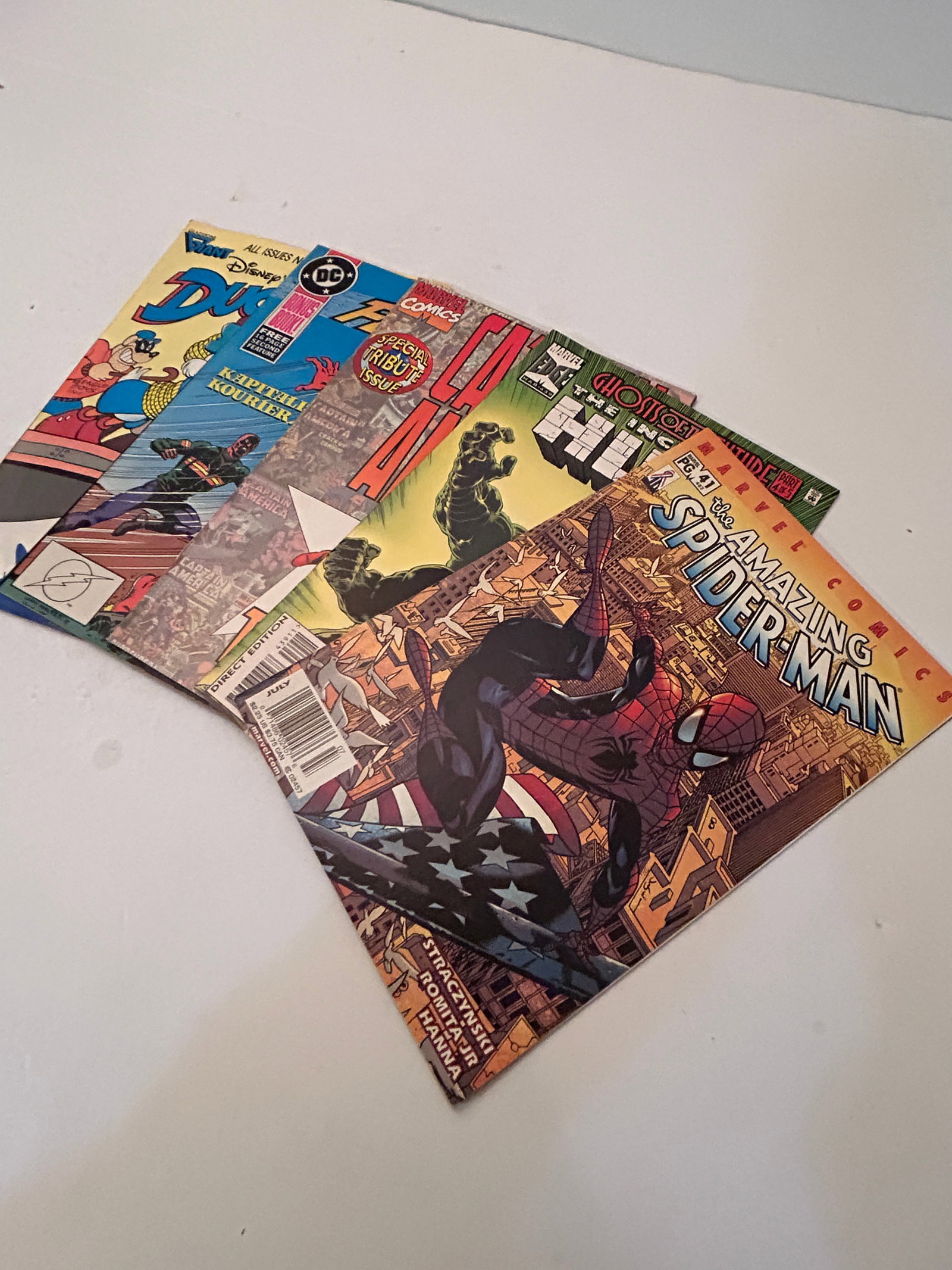 Vintage Lot of 5 Comic Books: Vintage Lot of 5 Comic Books Please view all photos as they are part of the description and condition of this Item, Feel free to contact me with questions or picture requests! Used Item AS IS