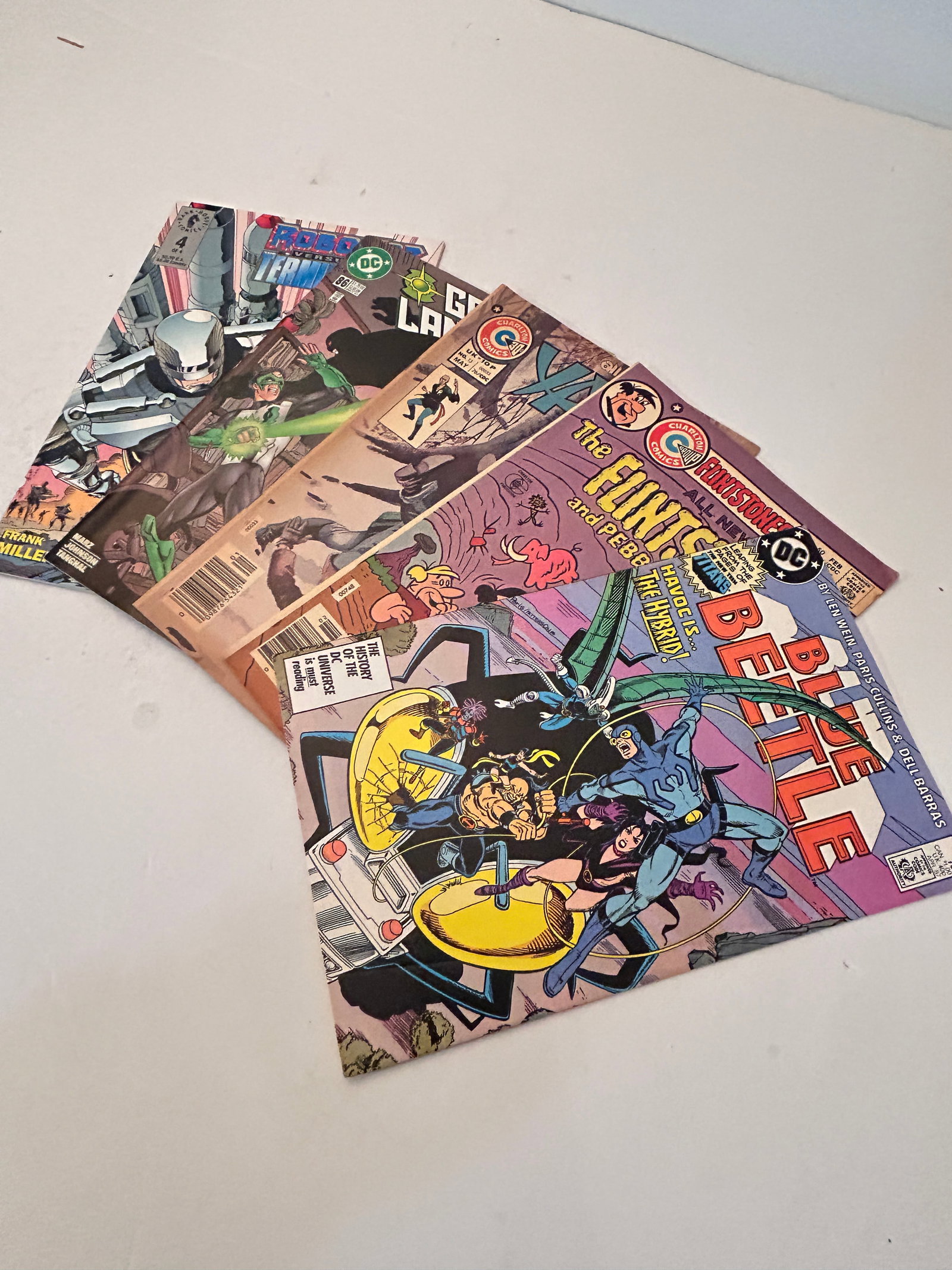 Vintage Lot of 5 Comic Books: Vintage Lot of 5 Comic Books Please view all photos as they are part of the description and condition of this Item, Feel free to contact me with questions or picture requests! Used Item AS IS